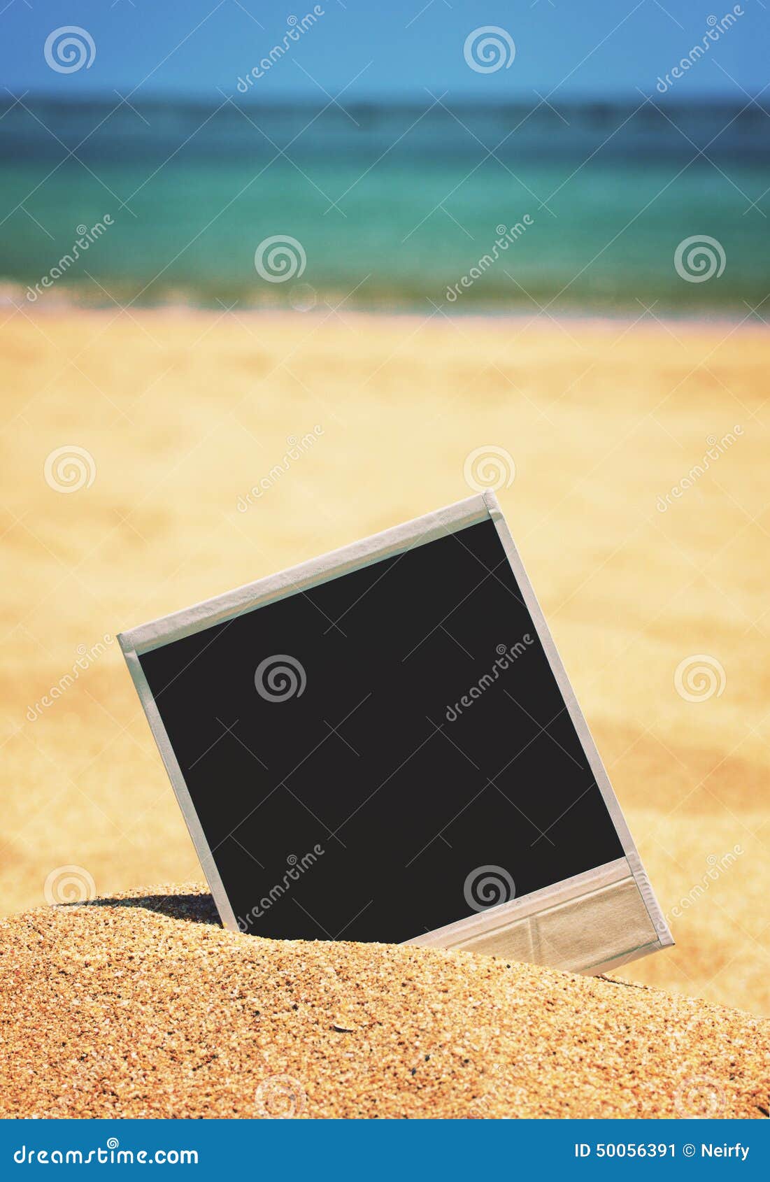 Ögonblickligt foto på en strand. Ögonblickligt foto i sand på havskusten, tonat retro