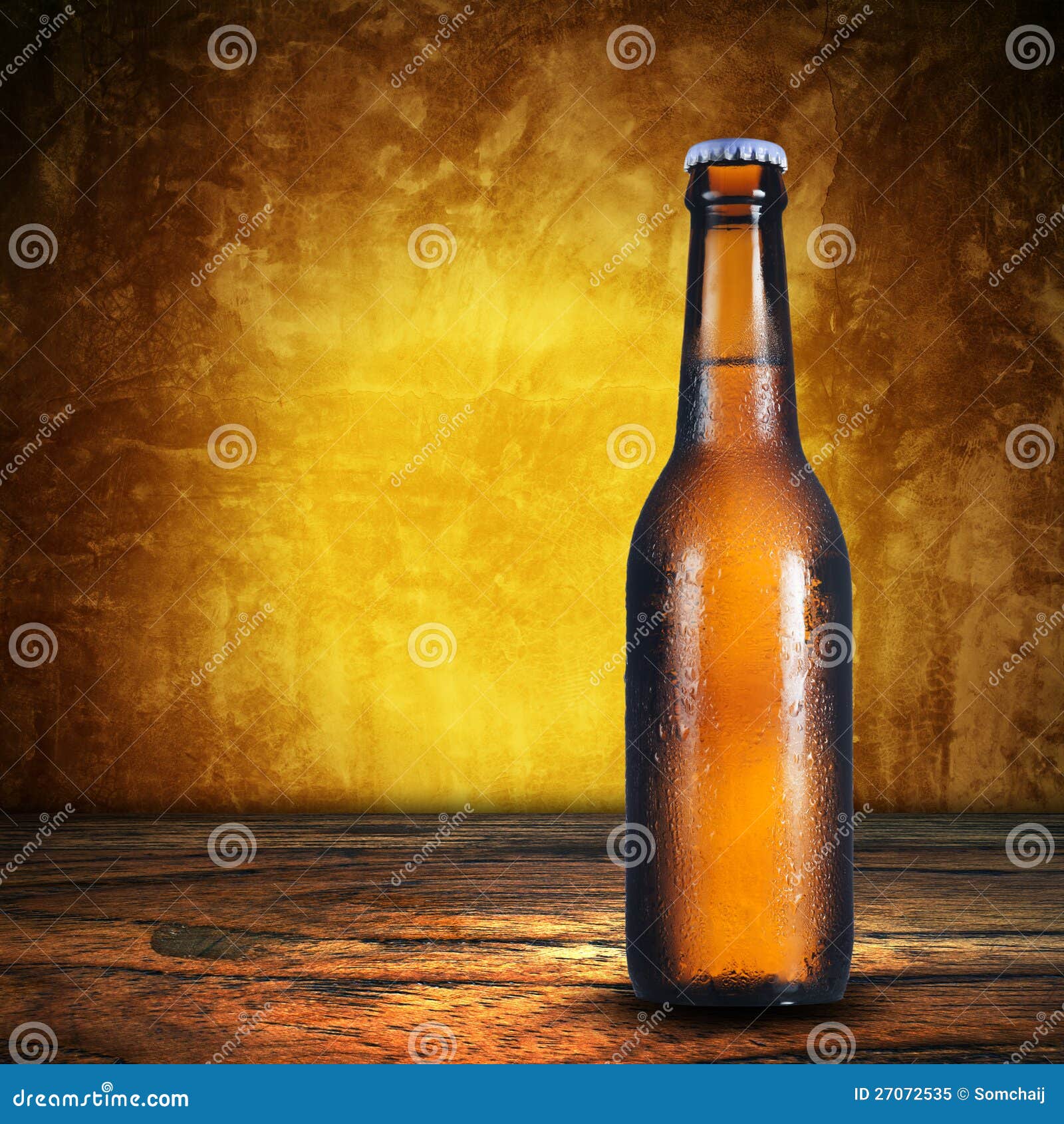 Ölflaska på grungebakgrund. Kall flaska av öl på wood och gul bakgrund