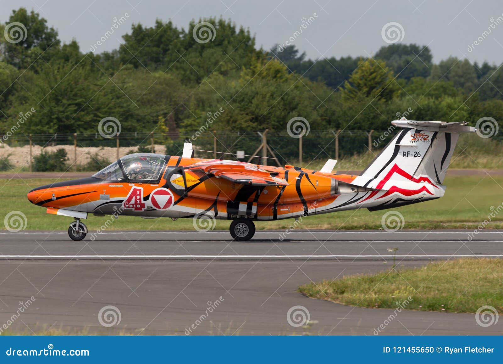 RAF Fairford Gloucestershire, UK - Juli 12, 2014: Österrikiskt flygplan för instruktör för flygvapenÃ-sterreichische LuftstreitkrÃ¤fte Saab 105 stråle