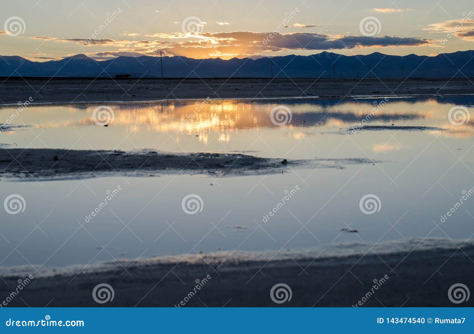 Überraschender Sonnenuntergang auf den Bonneville-Salz-Ebenen, Utah, USA