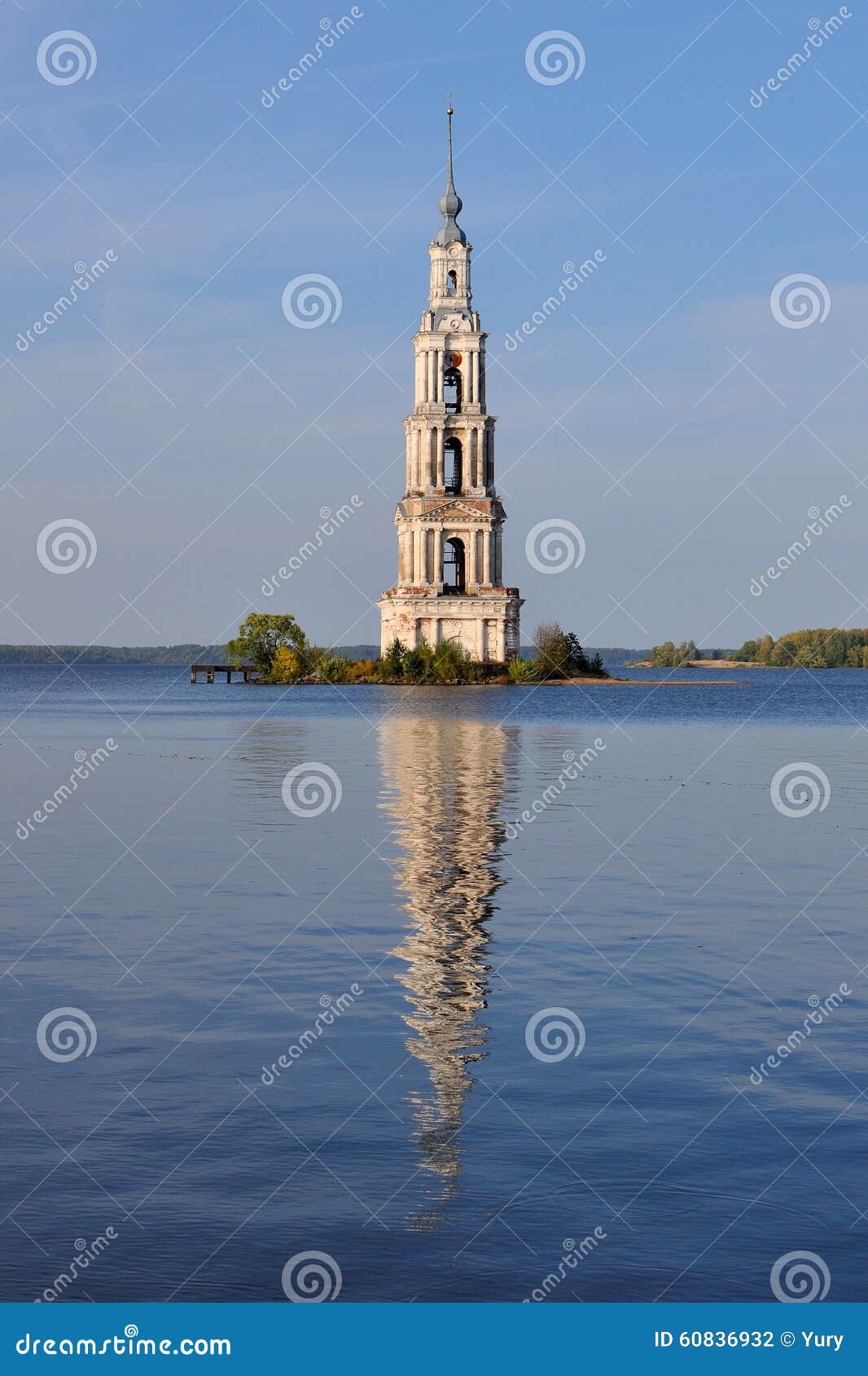 Überschwemmtes Belltower in Kalyazin. In den vierziger Jahren wurden das Kloster und die meisten der alten Kalyazin Stadt (Russland) während des Aufbaus des Uglich Vorratsbehälter überschwemmt