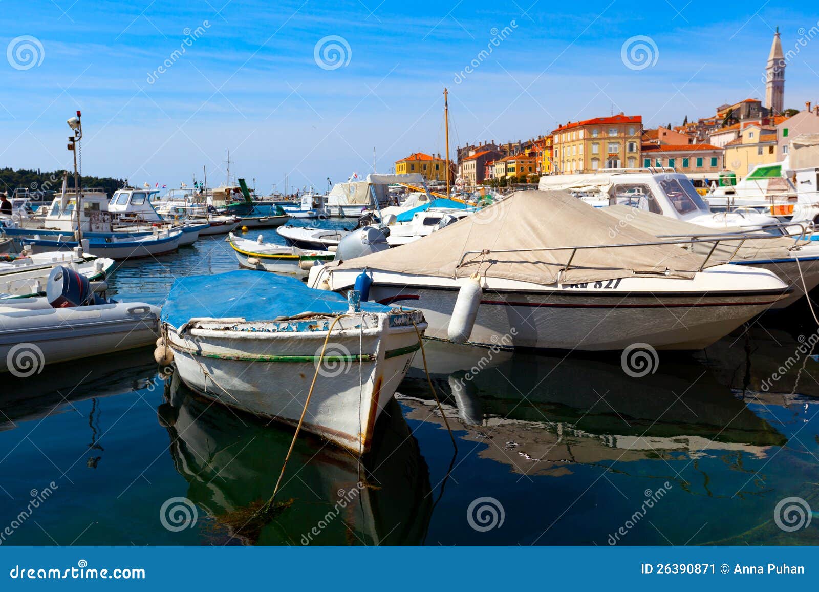 Łodzie w błękitny morzu, w starym Istrian miasteczku w Novigrad, Chorwacja.