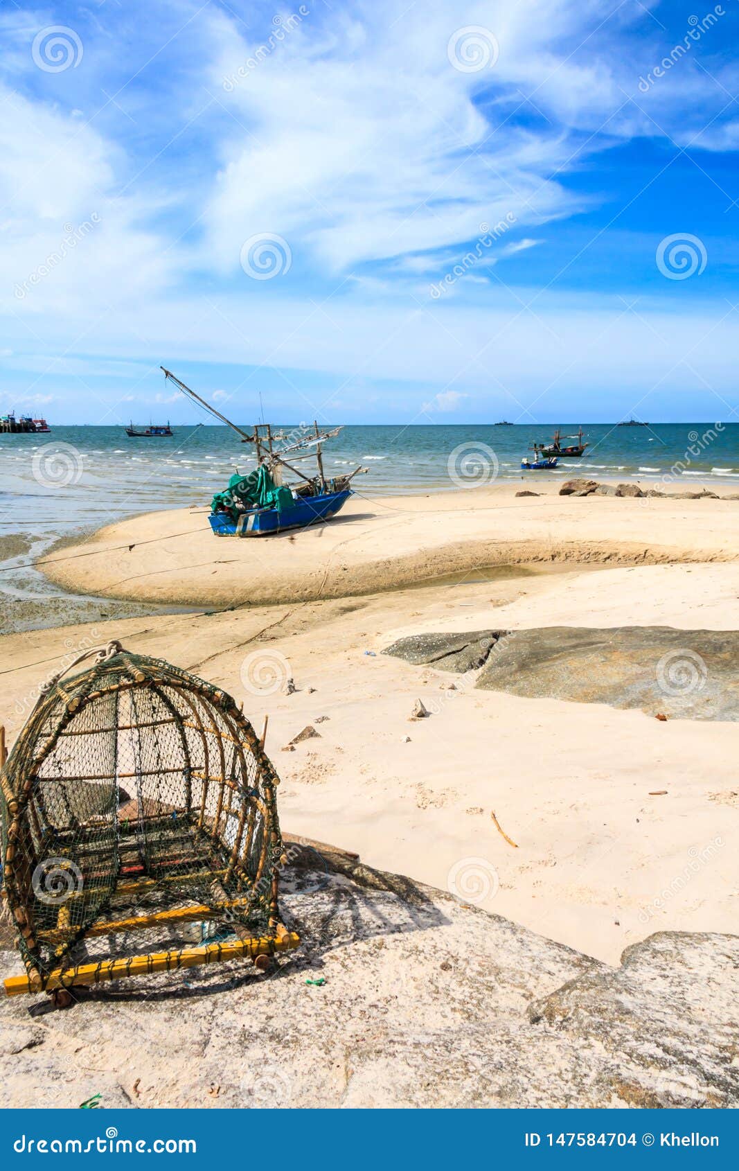 Łodzie i rybi oklepiec na plaży w Hua Hin, Tajlandia