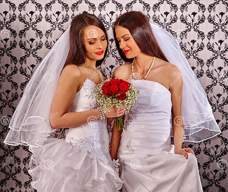 Ślubna Lesbians Dziewczyna W Bridal Sukni Utrzymaniach Kwitnie Zdjęcie