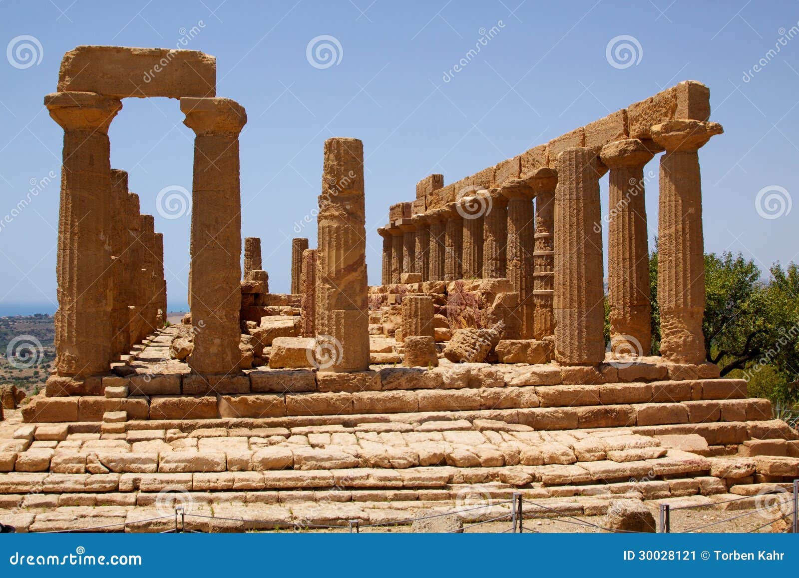 Świątynia Juno Lacinia Agrigento (1). Świątynia Juno Lacinia w dolinie świątynie zbliża Agrigento, Sicily, Włochy.