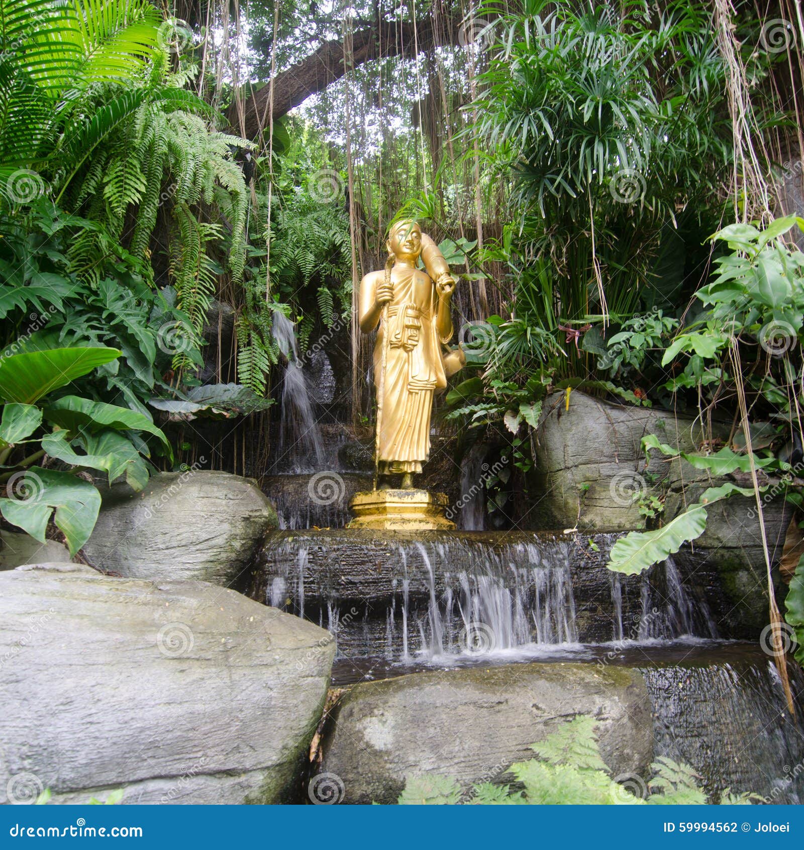 Άγαλμα του Βούδα στο χρυσό ναό υποστηριγμάτων (wat sraket rajavaravihara) στη Μπανγκόκ, Ταϊλάνδη