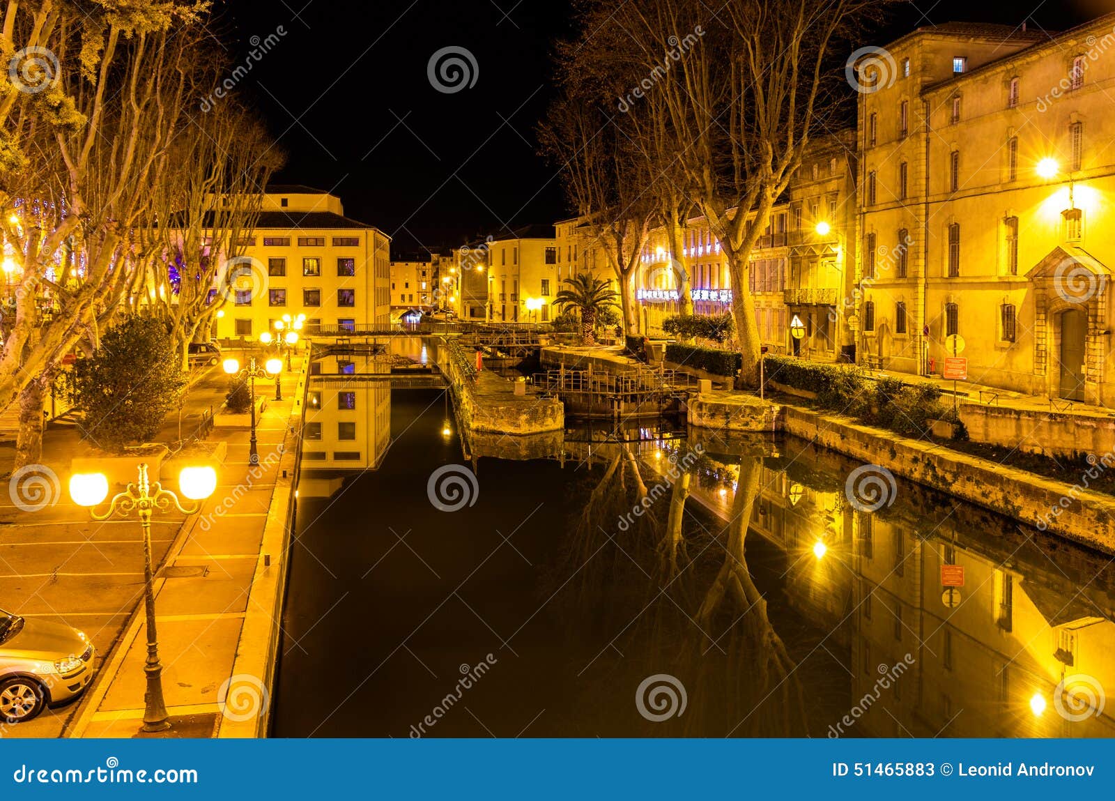 Άποψη νύχτας Canal de Λα Robine σε Narbonne, Γαλλία