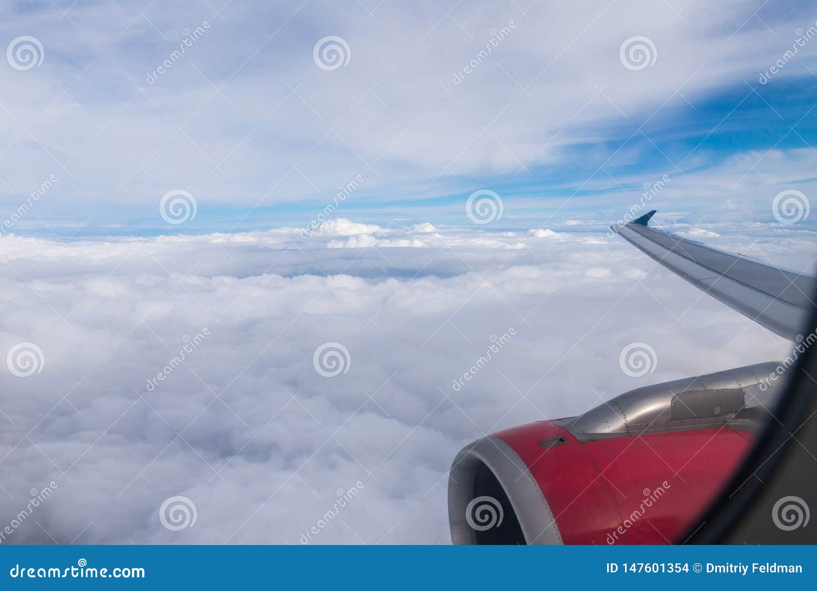 Άποψη των σύννεφων, του φτερού των αεροσκαφών και της μηχανής των αεροσκαφών από το παράθυρο ενός πετώντας αεροπλάνου