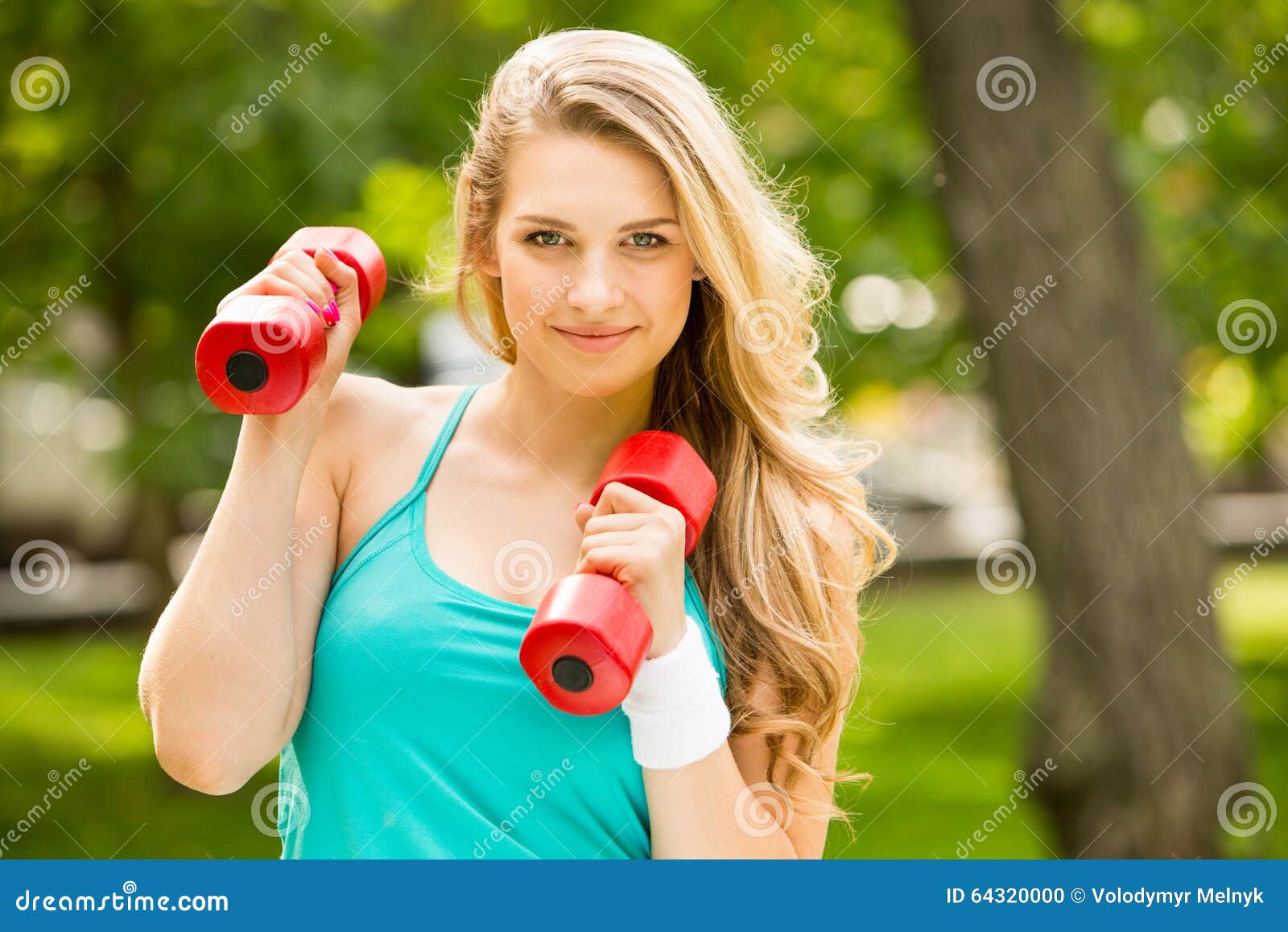 Άσκηση αθλητικών κοριτσιών με τους αλτήρες στο πάρκο