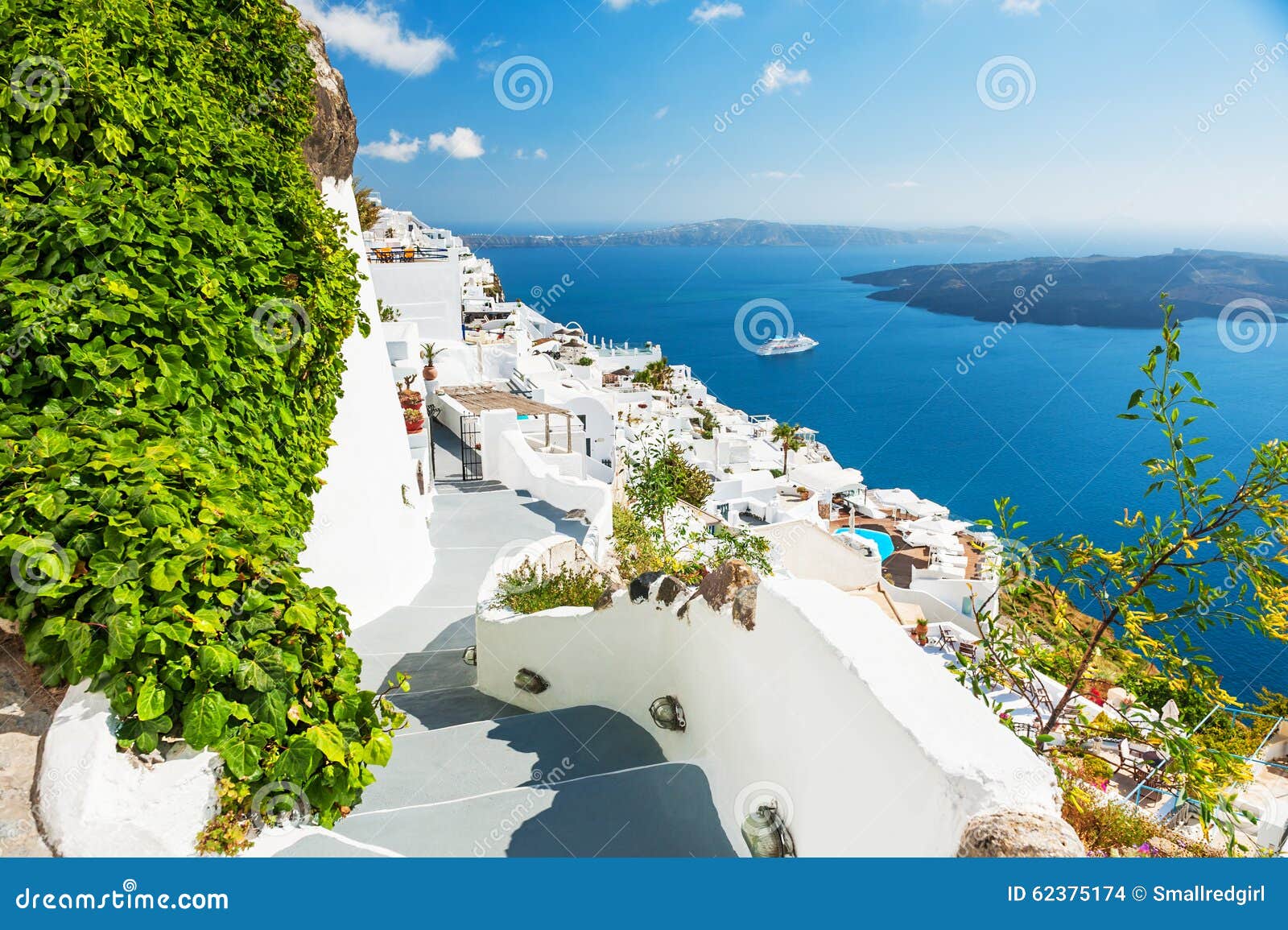 Άσπρη αρχιτεκτονική στο νησί Santorini, Ελλάδα Όμορφο τοπίο με την άποψη θάλασσας