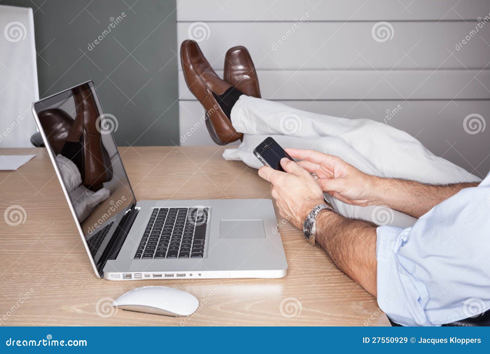 Άτομο στην αρχή με τα πόδια στο γραφείο και το lap-top - εσωτερικό τοπίων.