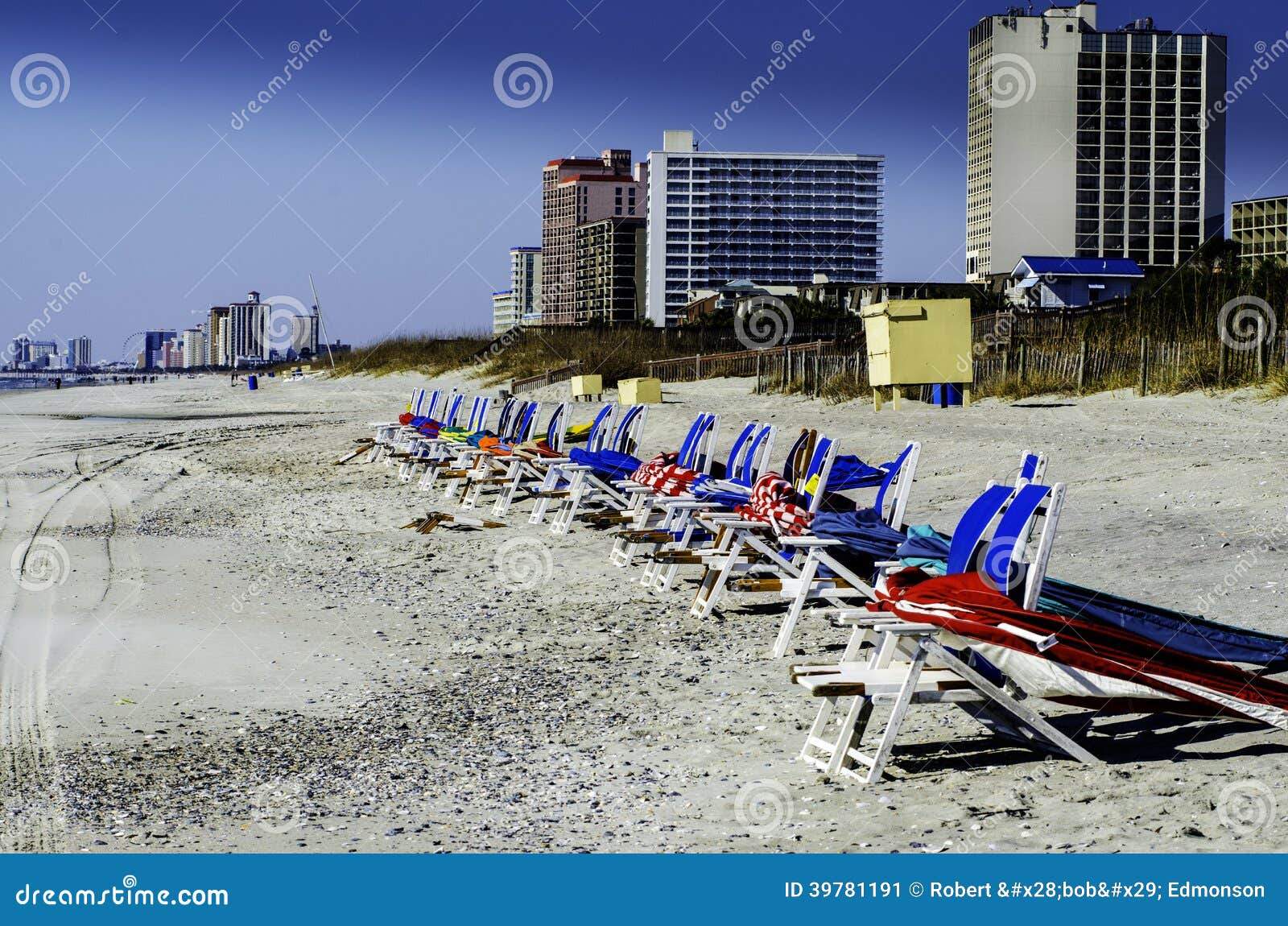 Έδρες σαλονιών στο Myrtle Beach το χειμώνα. Οι έδρες σαλονιών στο Myrtle Beach το χειμώνα λήφθηκαν κατά τη διάρκεια το Μάρτιο του 2014 περίπου μεσοστρατίς στην παραλία νότος.