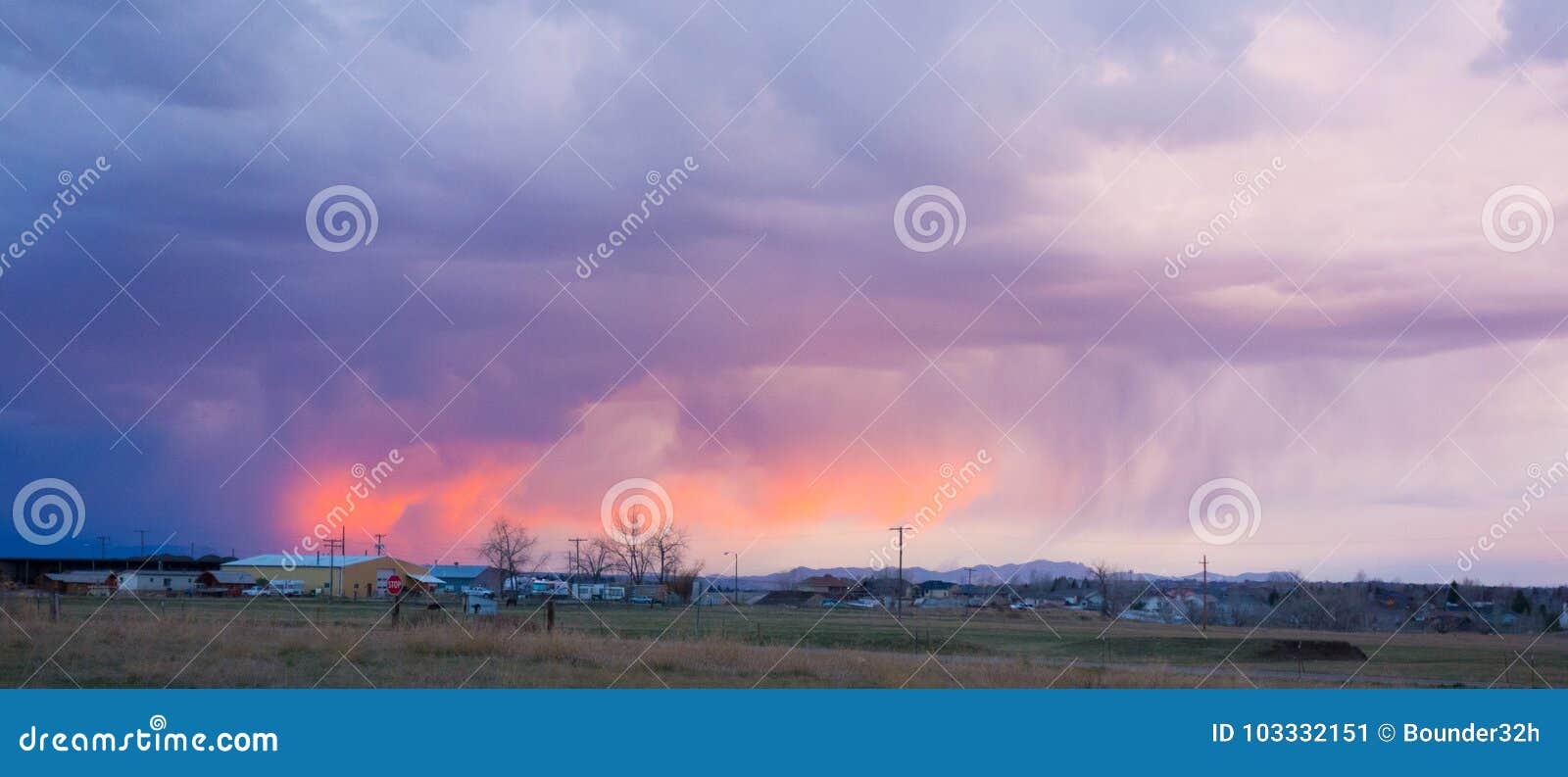 Ένα δυσοίωνο ηλιοβασίλεμα στη Μοντάνα. Ένα δραματικό ηλιοβασίλεμα πριν από μια θύελλα όπως βλέπει στην Αμερική στην άνοιξη