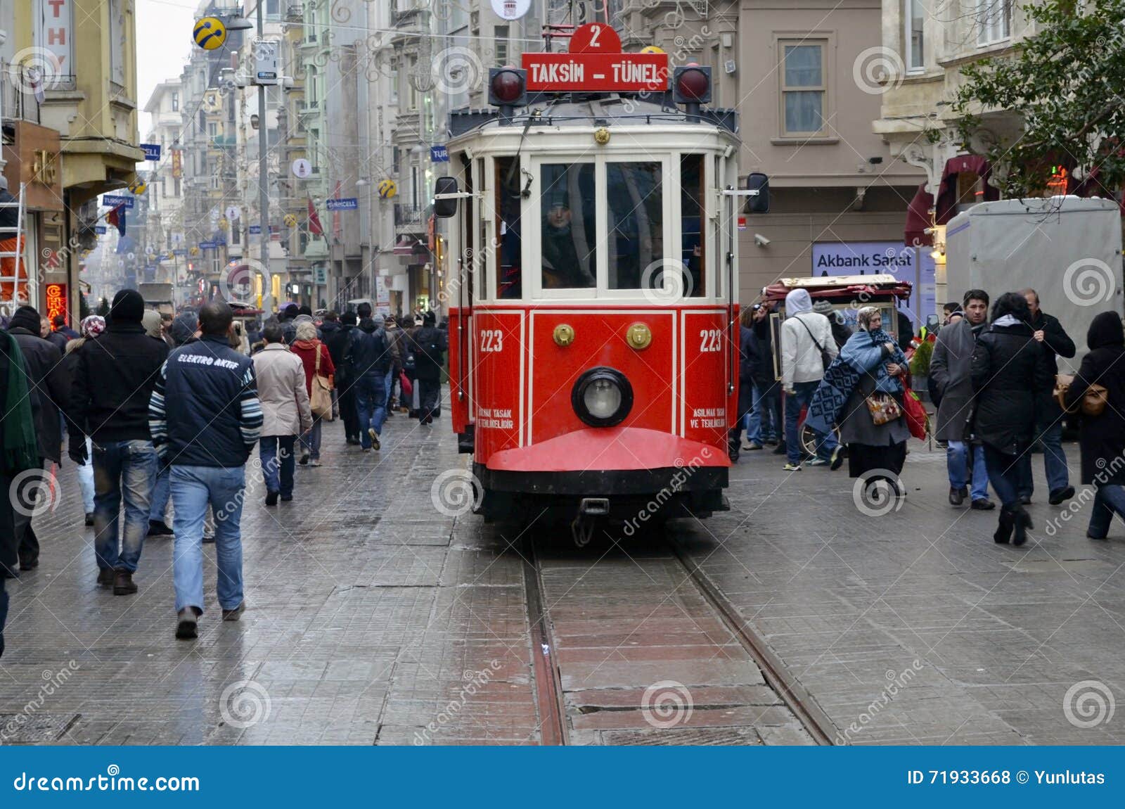 Ένα ιστορικό τραμ στη λεωφόρο Istiklal Λεωφόρος Istiklal στο Beyog. Ιστανμπούλ, Τουρκία - 21 Σεπτεμβρίου 2012: το προηγούμενο τραμ στην οδό Istiklal στη Ιστανμπούλ, taksim-Tunel φέρνει τους επιβάτες Μια κρύα χειμερινή ημέρα