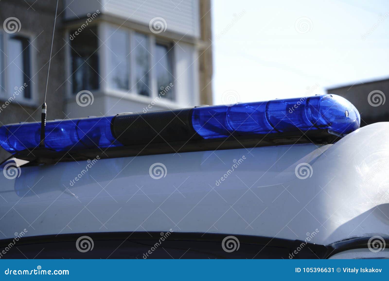 Ένα μπλε φως αστυνομίας τοποθέτησε στη στέγη του πολωνικών περιπολικού της Αστυνομίας και του ασθενοφόρου,