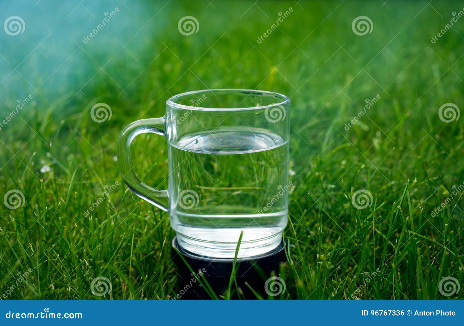 Ένα ποτήρι του νερού στο έδαφος. Τα προβλήματα της οικολογίας και του καθαρού νερού στη γη