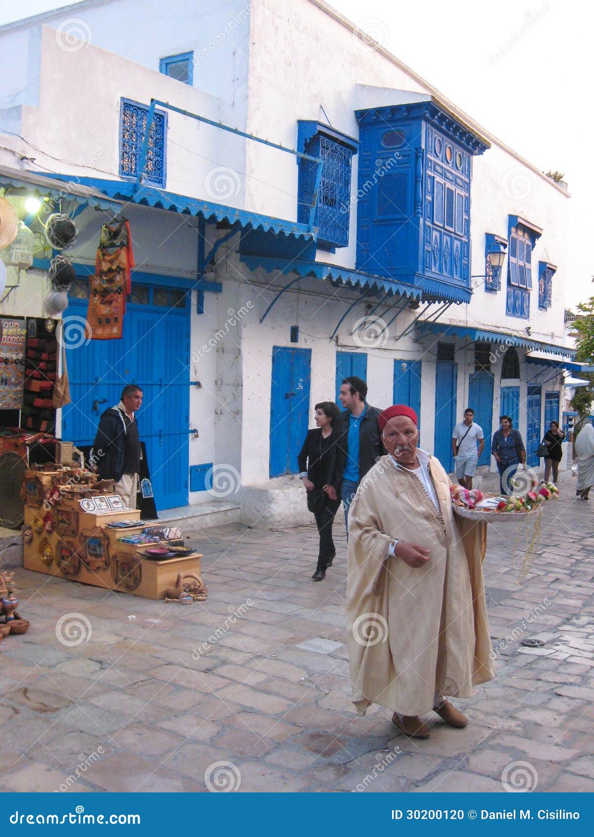 Πωλητής οδών. Sidi Bou εν λόγω. Τυνησία. Ένας πωλητής οδών που φορά ένα παραδοσιακό galabia και fes. Sidi Bou εν λόγω. Τυνησία