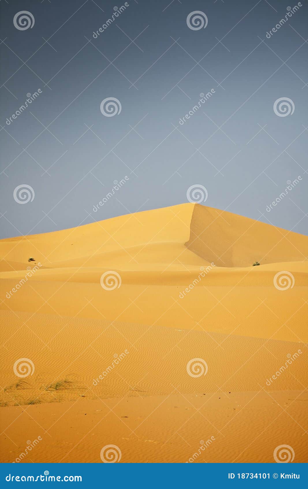 έρημος Σαχάρα. επάνω από τον ασυννέφιαστο ουρανό Σαχάρας ερήμων ευμετάβλητο