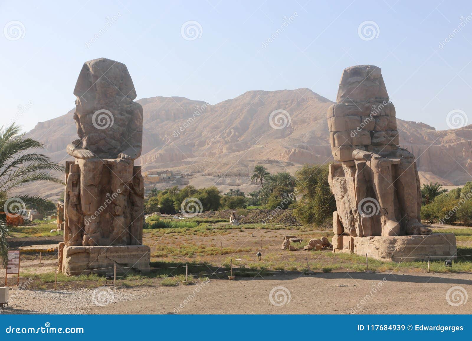 Αγάλματα Memnon. Αγάλματα άποψης ημέρας Memnon σε Luxor, Αίγυπτος