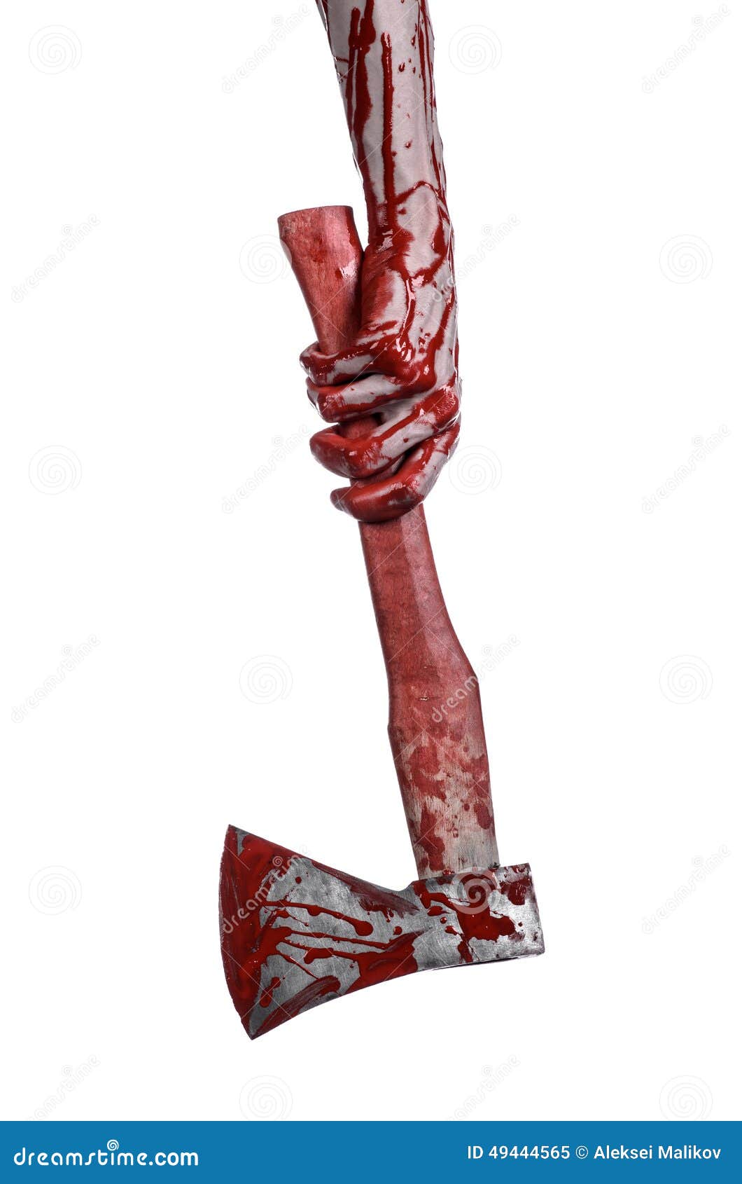 Αιματηρό θέμα αποκριών: αιματηρό χέρι που κρατά το τσεκούρι ενός αιματηρού χασάπη απομονωμένο στο άσπρο υπόβαθρο στο στούντιο