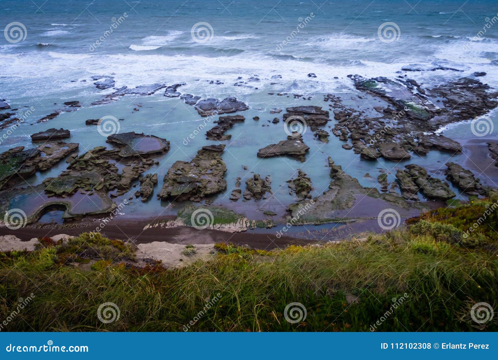 Ακτή στο Λα Loberia στην Αργεντινή Destail των φυσικών poools στους βράχους