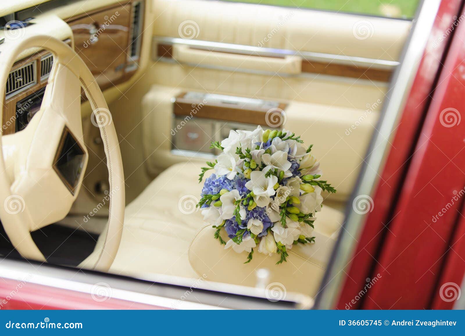 Ανθοδέσμη Armrest στο αυτοκίνητο. Γαμήλια ανθοδέσμη armrest στο μοντέρνο αυτοκίνητο