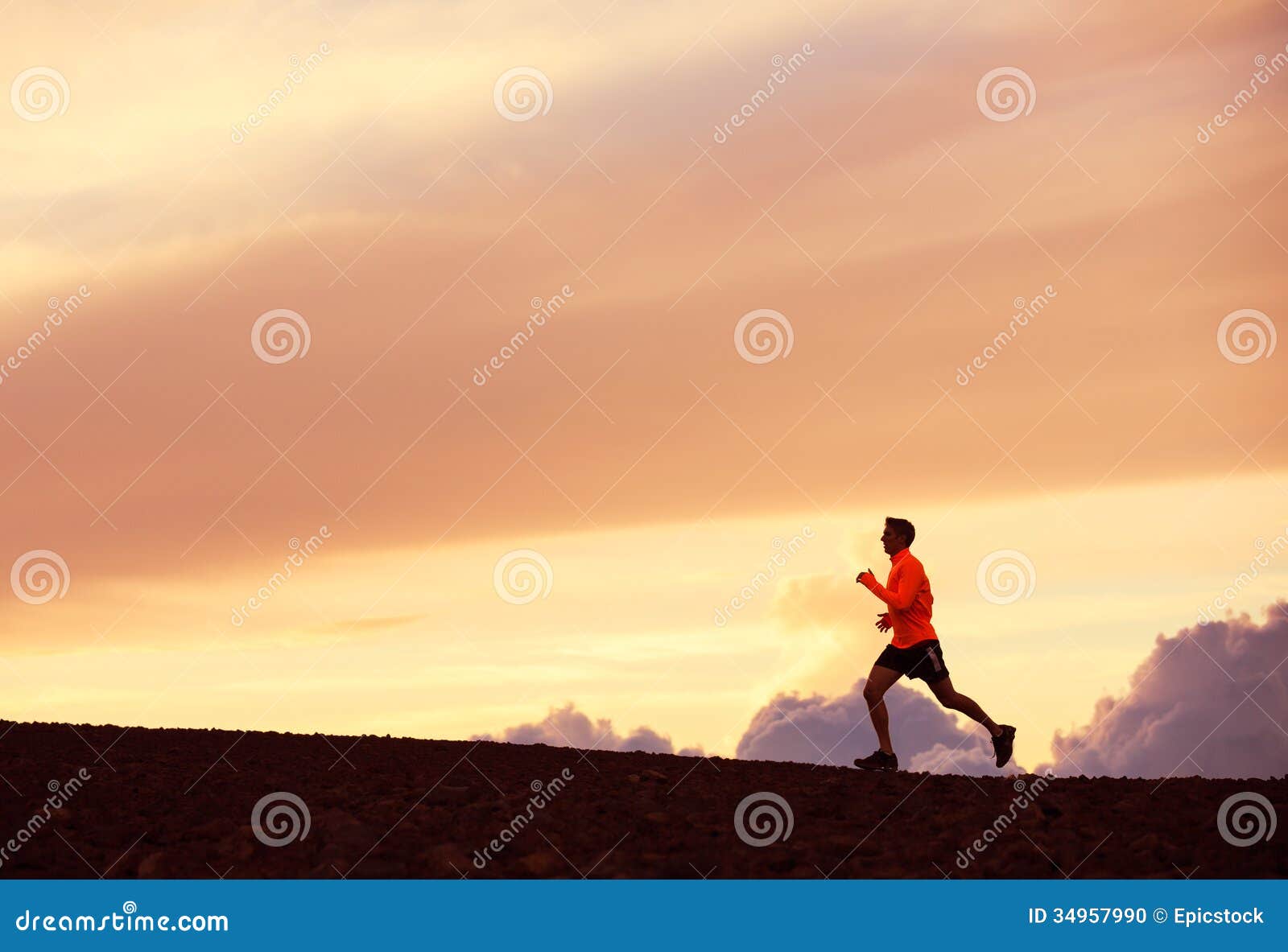 Αρσενική σκιαγραφία δρομέων, που τρέχει στο ηλιοβασίλεμα. Αρσενική σκιαγραφία δρομέων, άτομο που τρέχει στο ηλιοβασίλεμα, ζωηρόχρωμος ουρανός ηλιοβασιλέματος