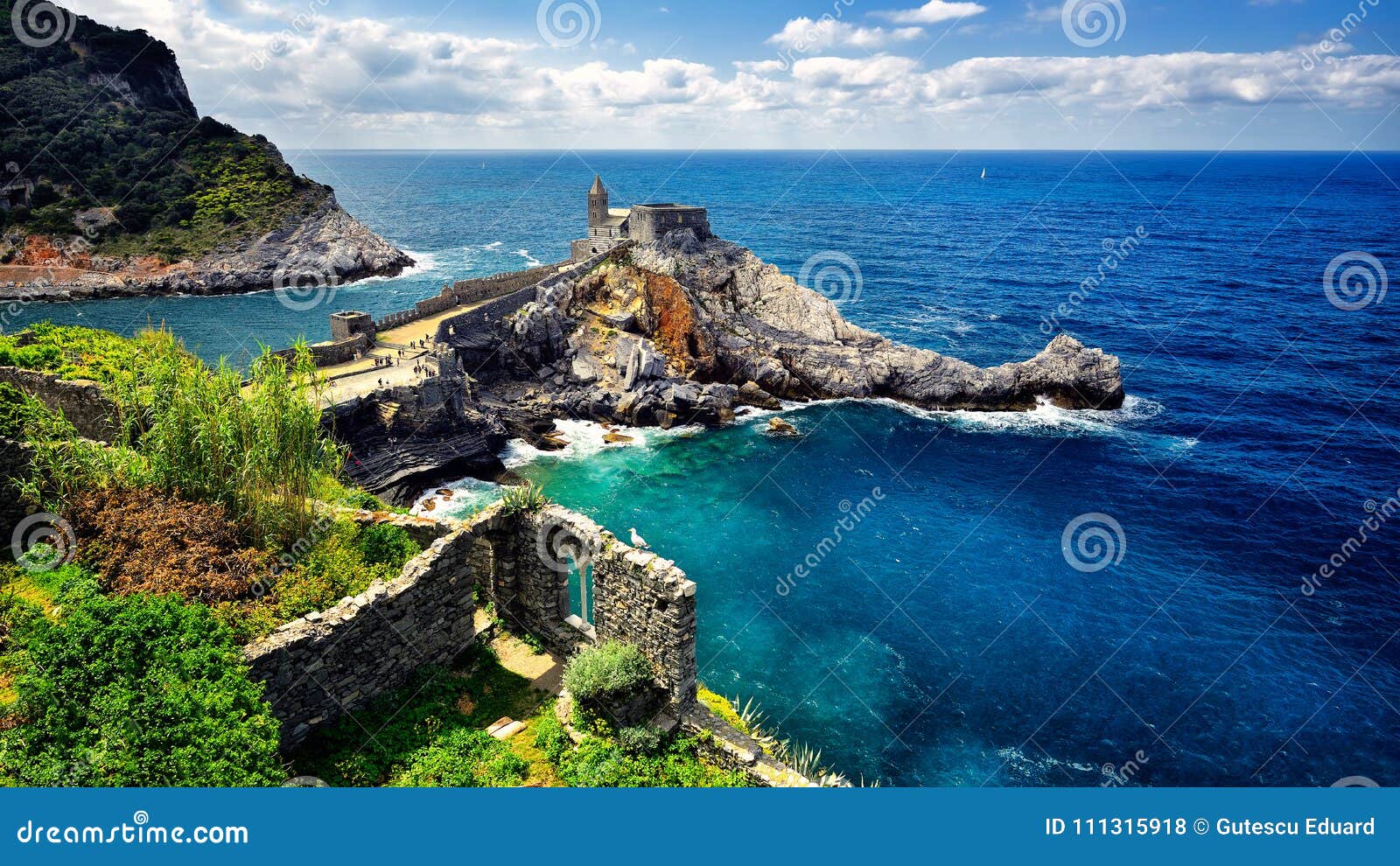 Αρχιτεκτονικά κτήρια και τοπίο Portovenere στο θερινό χρόνο. Αρχιτεκτονικά κτήρια και τοπίο Terre Cinque στο θερινό χρόνο Παλαιό χωριό Riomaggiore, Manarola, Corniglia, Monterosso ψαράδων ακτών της Ιταλίας Το Cinque Terre από τη Λιγουρία: Ã ‡ inque TÃ¦re, που σημαίνει ` πέντε εδάφη ` είναι μια τραχιά μερίδα της ακτής στο ιταλικό Riviera μια πόλη και comune ένας δήμος που βρίσκονται στην από τη Λιγουρία ακτή της Ιταλίας στην επαρχία του Λα Spezia Περιλαμβάνει τα τρία χωριά Fezzano, LE Grazie και του Πόρτο Venere, και των τριών νησιών Palmaria, του Tino και Tinetto Το 1997 το Πόρτο Venere και τα χωριά Cinque Terre υποδείχθηκαν από την ΟΥΝΕΣΚΟ ως περιοχή παγκόσμιων κληρονομιών