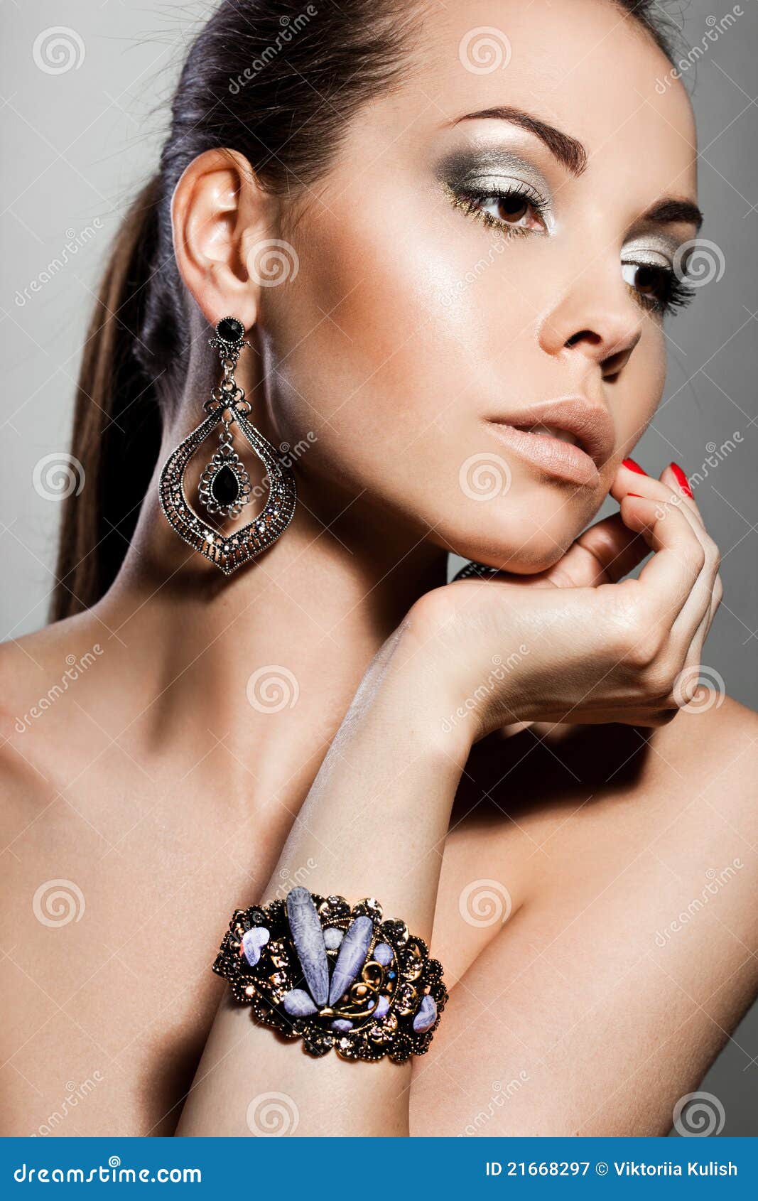 ασημένια γυναίκα κοσμήματ&. κομψή μοντέρνη ασημένια γυναίκα κοσμήματος