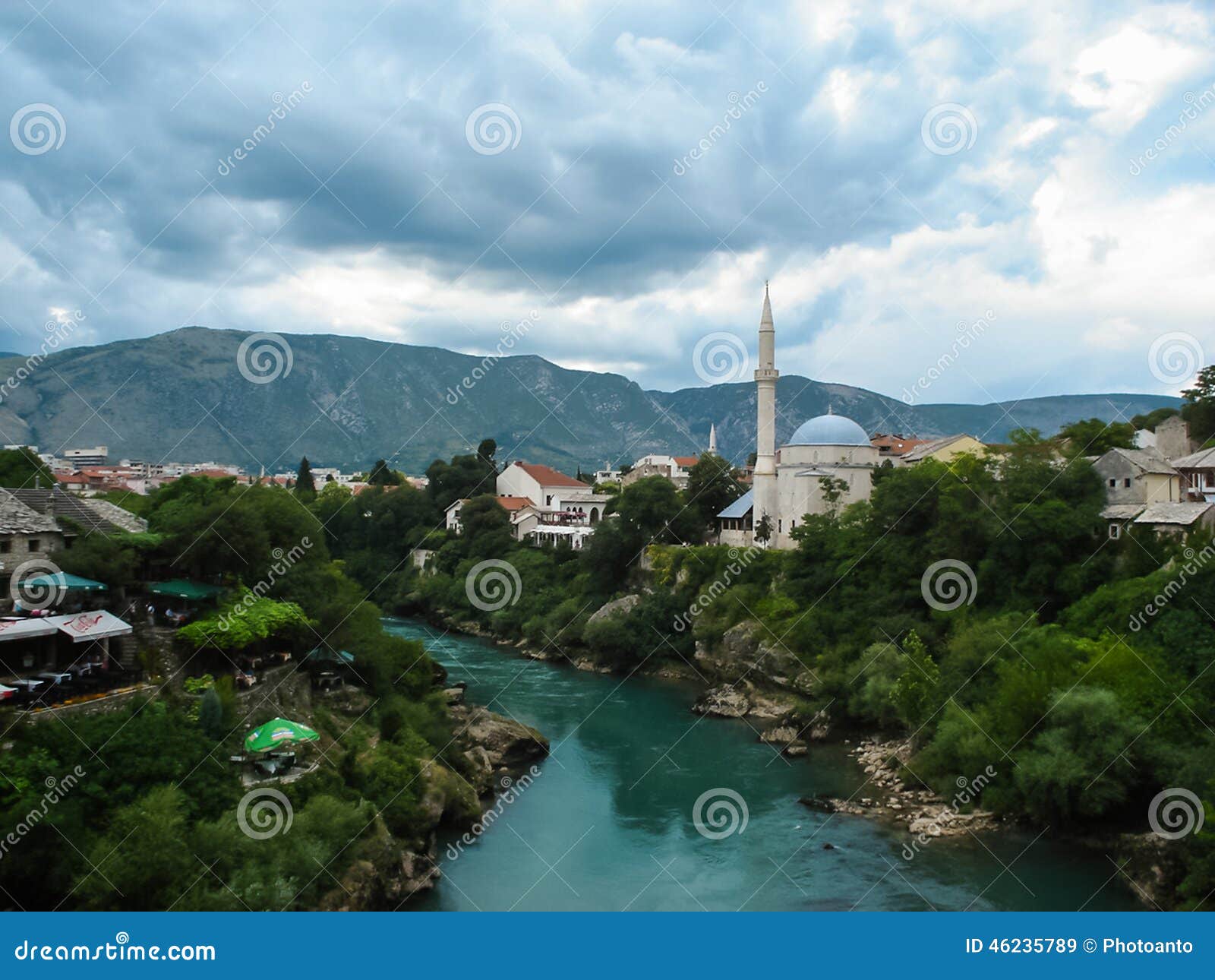 000 200 αστικές τρύπες πάλης Ερζεγοβίνη σφαιρών της Βοσνίας του 1994 του 1993 σκότωσαν τα mostar κοχύλια οργών περιόδου στον πόλε. Μοστάρ σε Βοσνία-Ερζεγοβίνη που βλέπει από την παλαιά γέφυρα