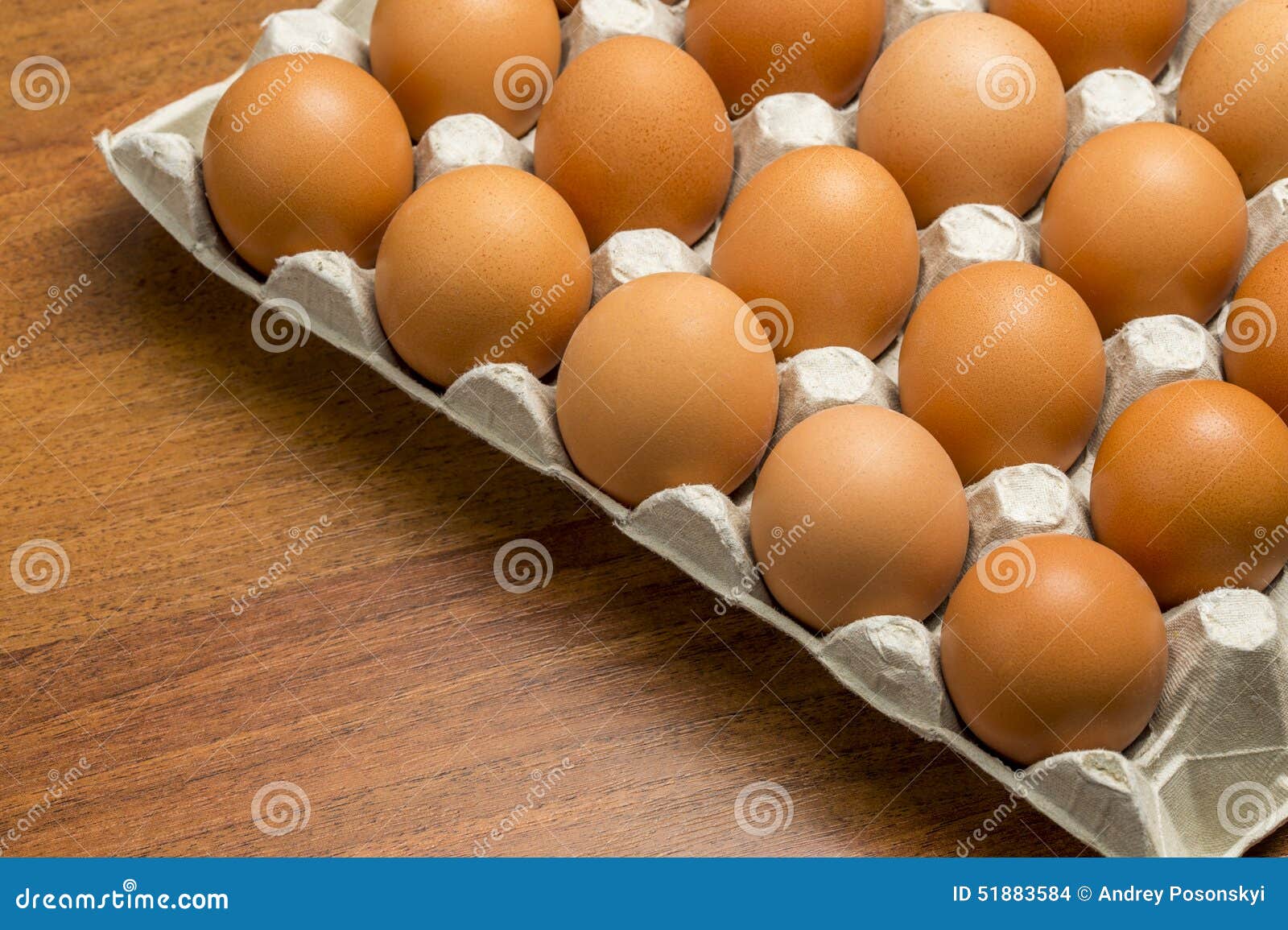 Αυγά κοτόπουλου σε ένα καλάθι μεταξύ του σανού. Ανοίξτε ένα αυγό στα αυγά κοτόπουλου σε ένα καλάθι μεταξύ του σανού