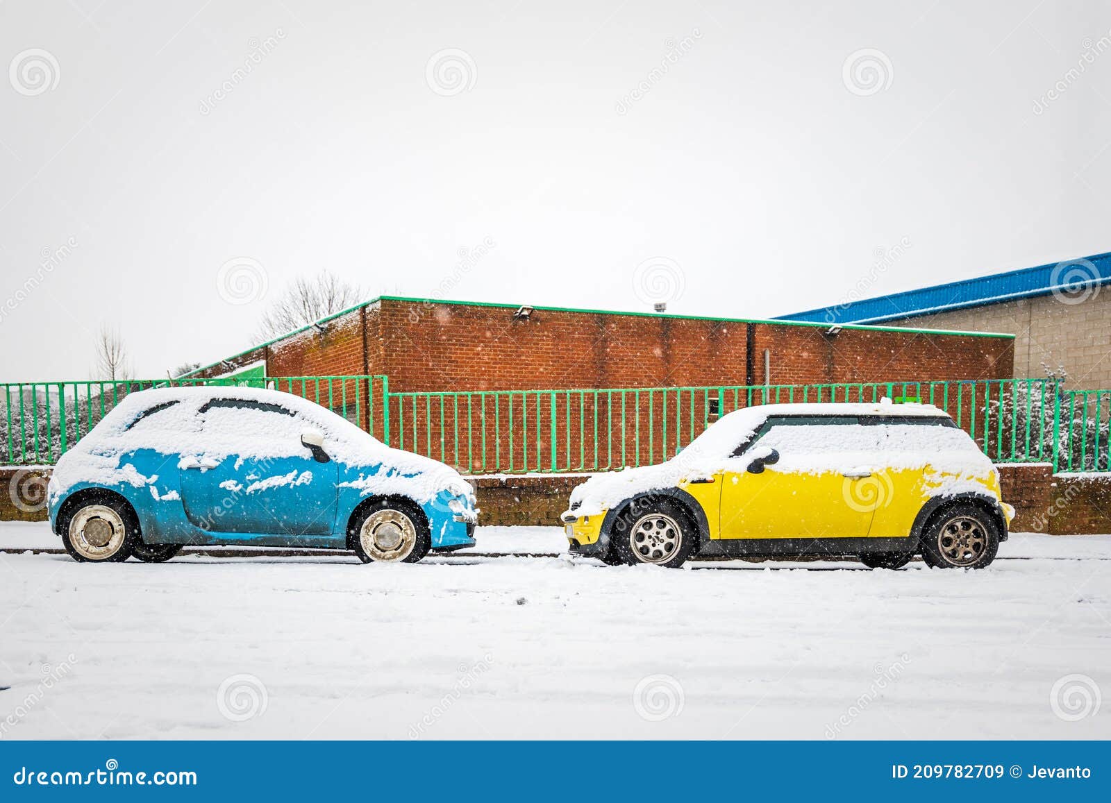 αυτοκίνητο παρκαρισμένο στη βρετανική οδό κάτω από το χειμερινό χιόνι πέφτει στην αγγλία