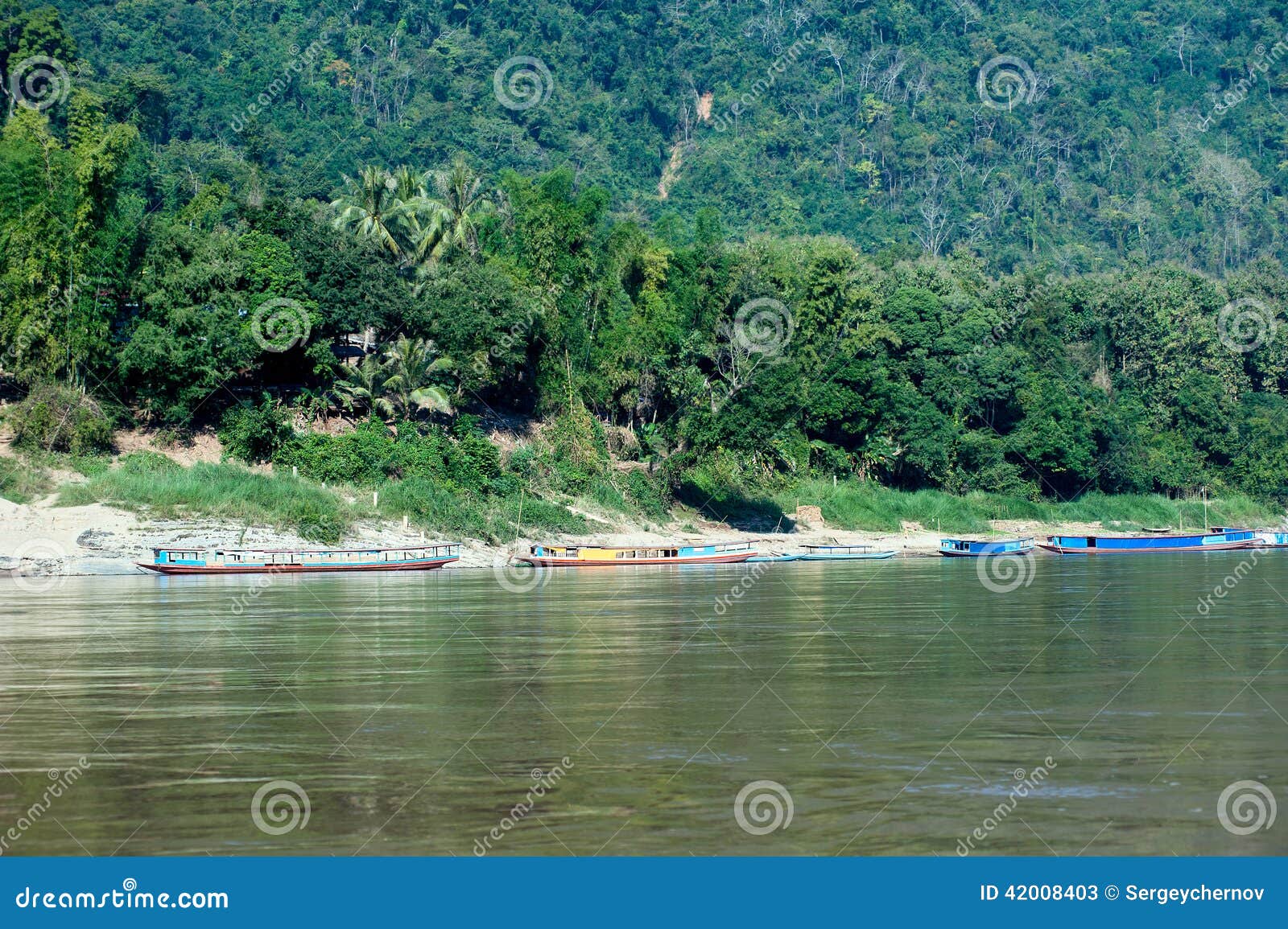 Βάρκες τουριστών στην ακτή Mekong του ποταμού στο βόρειο Λάος