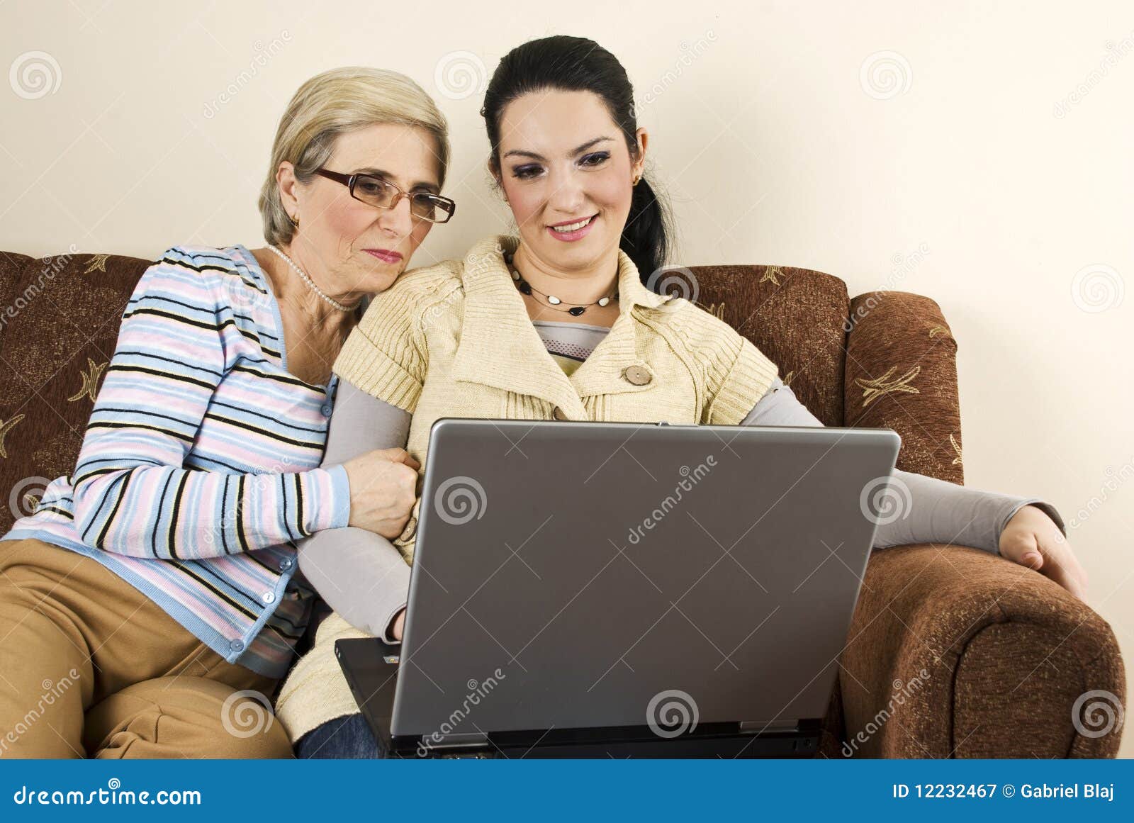 βασικό lap-top που χαμογελά δύ&omic. το lap-top HTTP καναπέδων COM dreamstime href περισσότερος ηλικιωμένος άνθρωπος rcollection11965 resi828293 βλέπει τη συνεδρίαση δύο χρησιμοποιώντας τις νεολαίες γυναικών www