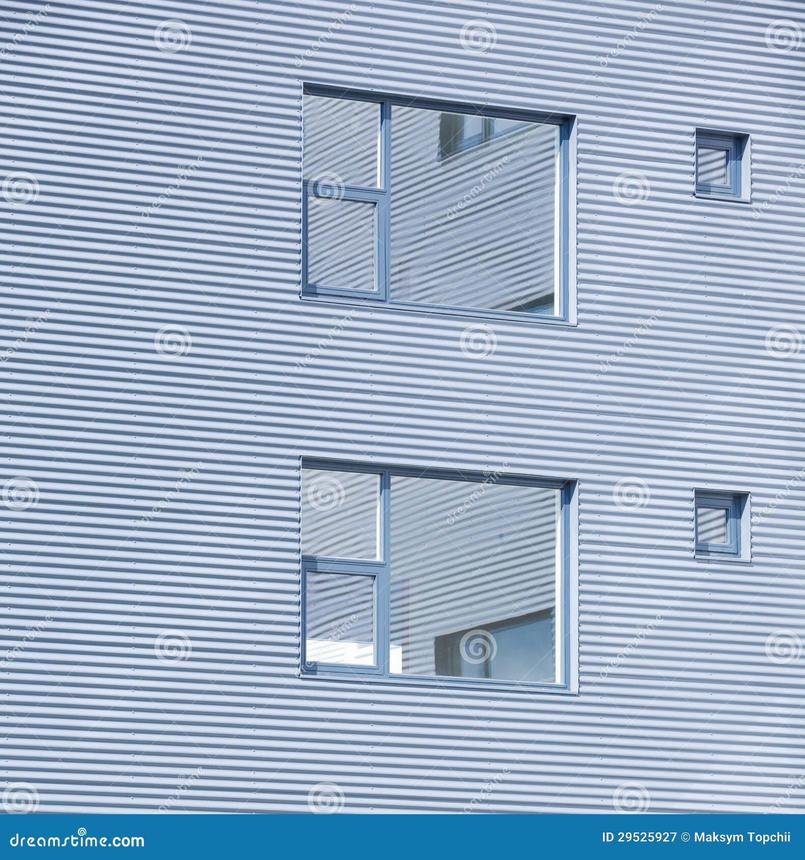 Βασικό παράθυρο. Παράθυρο στην πλευρά ενός σύγχρονου σπιτιού.