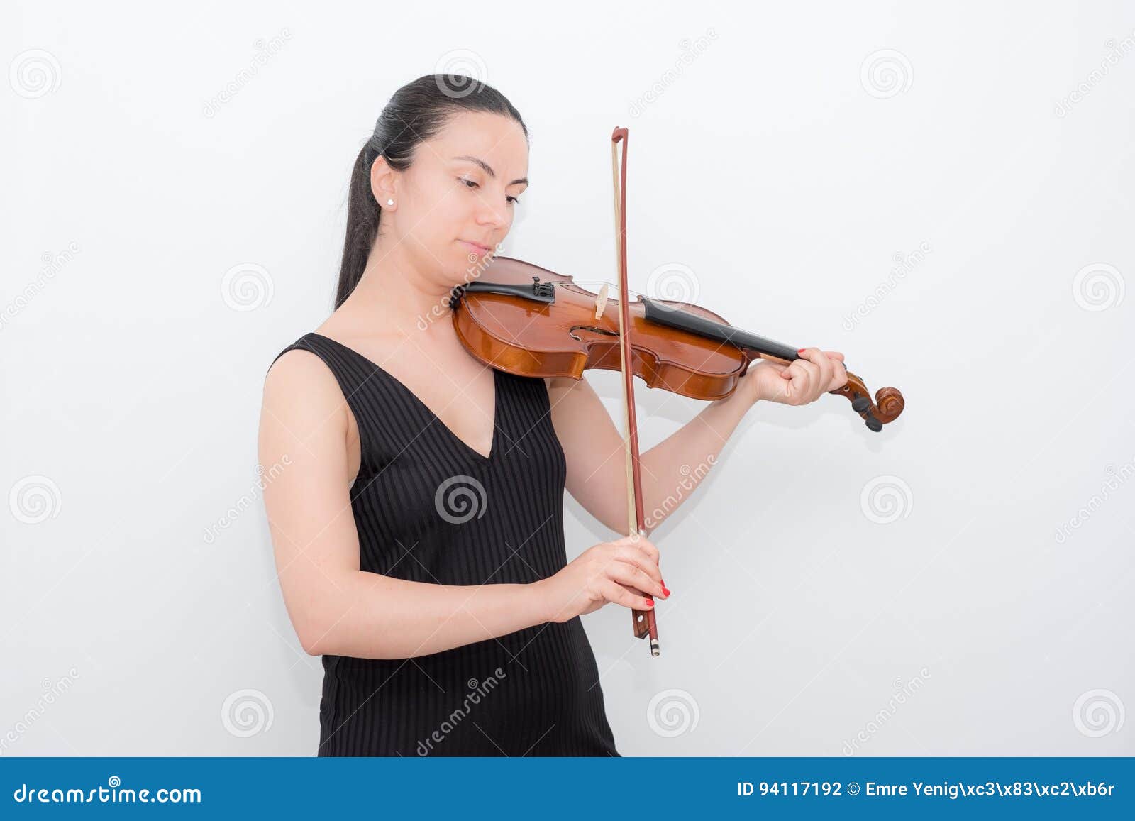 Βιολί γυναικών. Νέο βιολί παιχνιδιού γυναικών brunette
