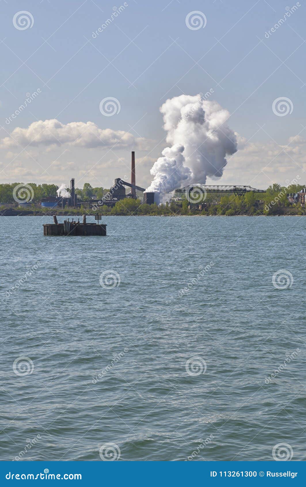 Βιομηχανική ρύπανση που επηρεάζει τις λίμνες δάχτυλων, Νέα Υόρκη. Λίμνες δάχτυλων, Νέα Υόρκη Ατμοσφαιρική ρύπανση από το εργοστάσιο δίπλα στην του γλυκού νερού λίμνη