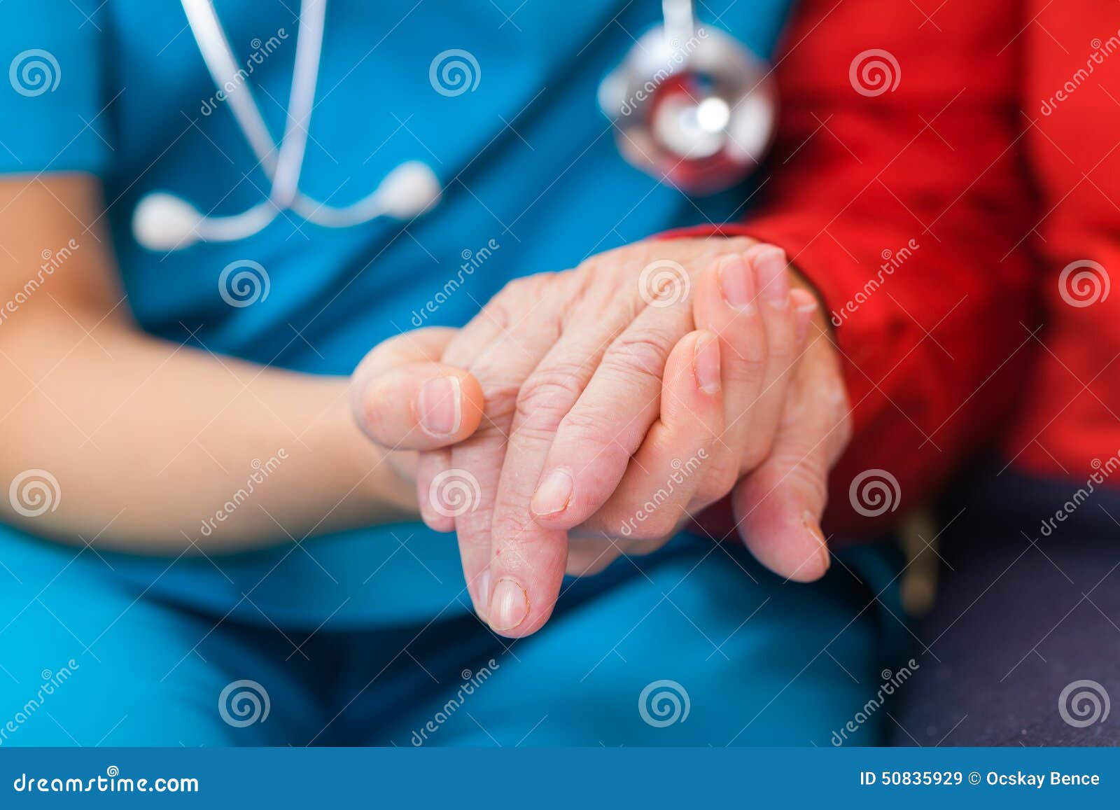 βοήθεια χεριών. Νέος γιατρός που δίνει τα χέρια βοηθείας για την ηλικιωμένη γυναίκα