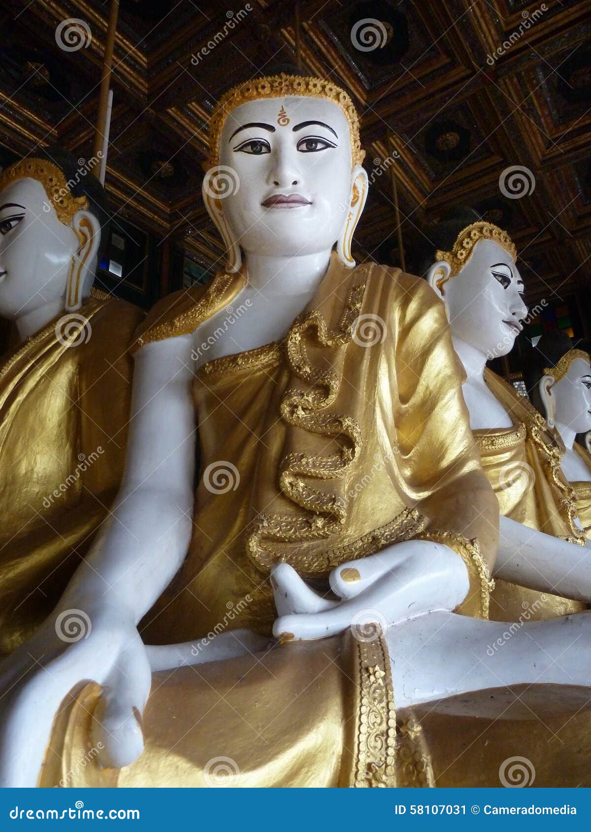 Βουδιστικός ναός Buddhas κοντά σε Dawei, Βιρμανία (το Μιανμάρ). Πολλαπλάσιος καθισμένος χρυσός ναός Buddhas με τις χρυσές τηβέννους σε Dawei, Βιρμανία (το Μιανμάρ)