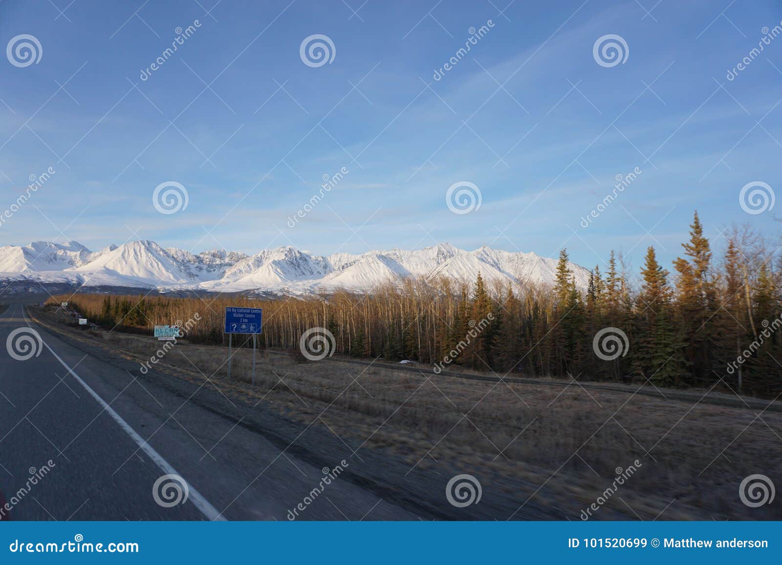 βουνά της Αλάσκας χιονώδ&et. Χιονώδη βουνά της Αλάσκας από το δρόμο και το μπλε