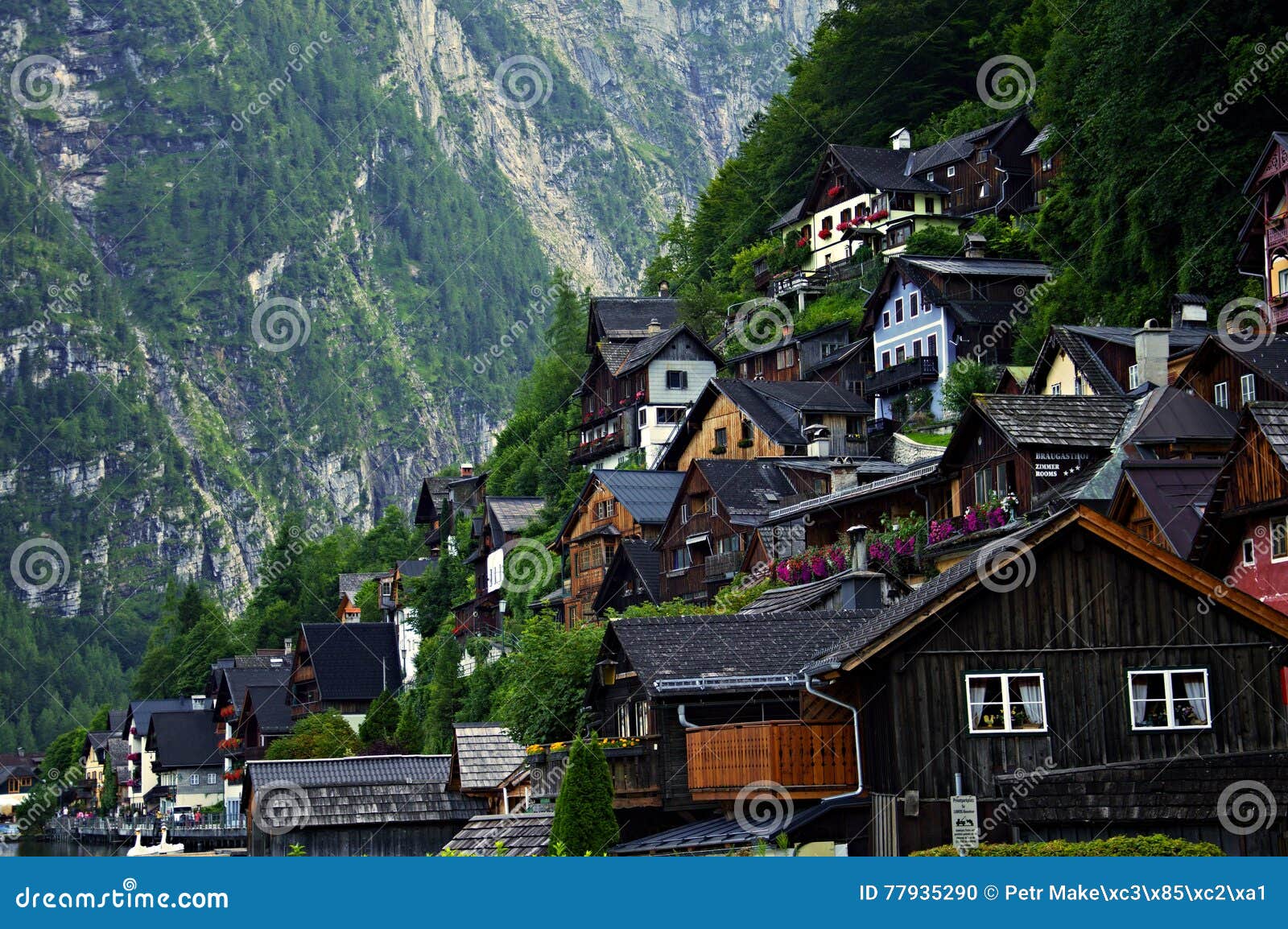 Βουνοπλαγιά σπιτιών σε Hallstatt στην Αυστρία. Ζωηρόχρωμη βουνοπλαγιά σπιτιών σε Hallstatt στην Αυστρία