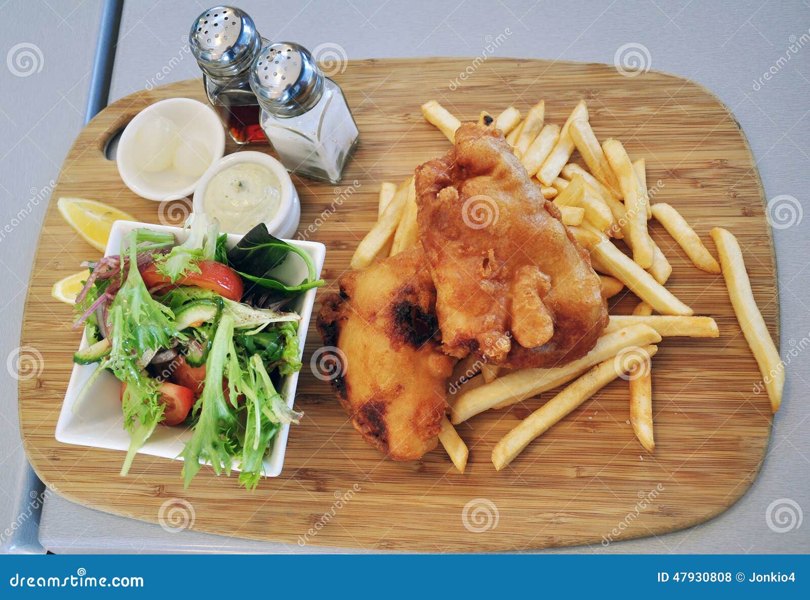 βρετανικός επιτραπέζιος παραδοσιακός ξύλινος πρόχειρων φαγητών ψαριών τσιπ. Ψάρια και τσιπ που εξυπηρετούνται με τη σάλτσα και τα λαχανικά ταρτάρου