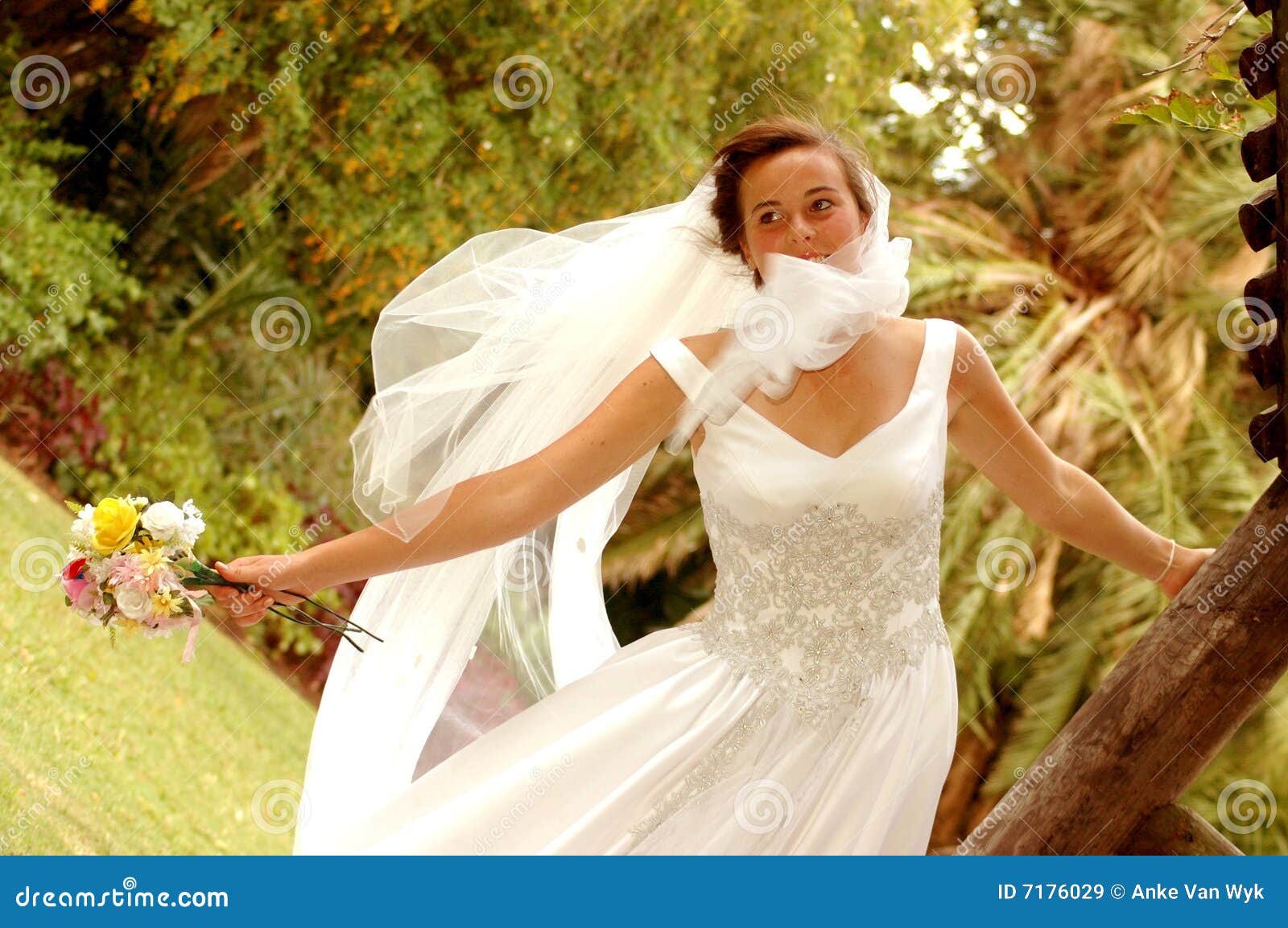γάμος θυελλώδης. το όμορφο καυκάσιο φόρεμα νυφών που έχει την σταθμεύει υπαίθρια τις ισχυρές νεολαίες γαμήλιου λευκές αέρα προβλημάτων