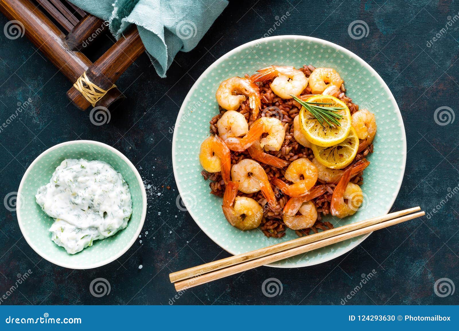 Γαρίδες που ψήνονται στη σχάρα και το βρασμένο καφετί ρύζι στο πιάτο Ψημένες στη σχάρα γαρίδες, γαρίδες με το ρύζι Θαλασσινά ασιατική κουζίνα Τοπ όψη Σκοτεινή ανασκόπηση