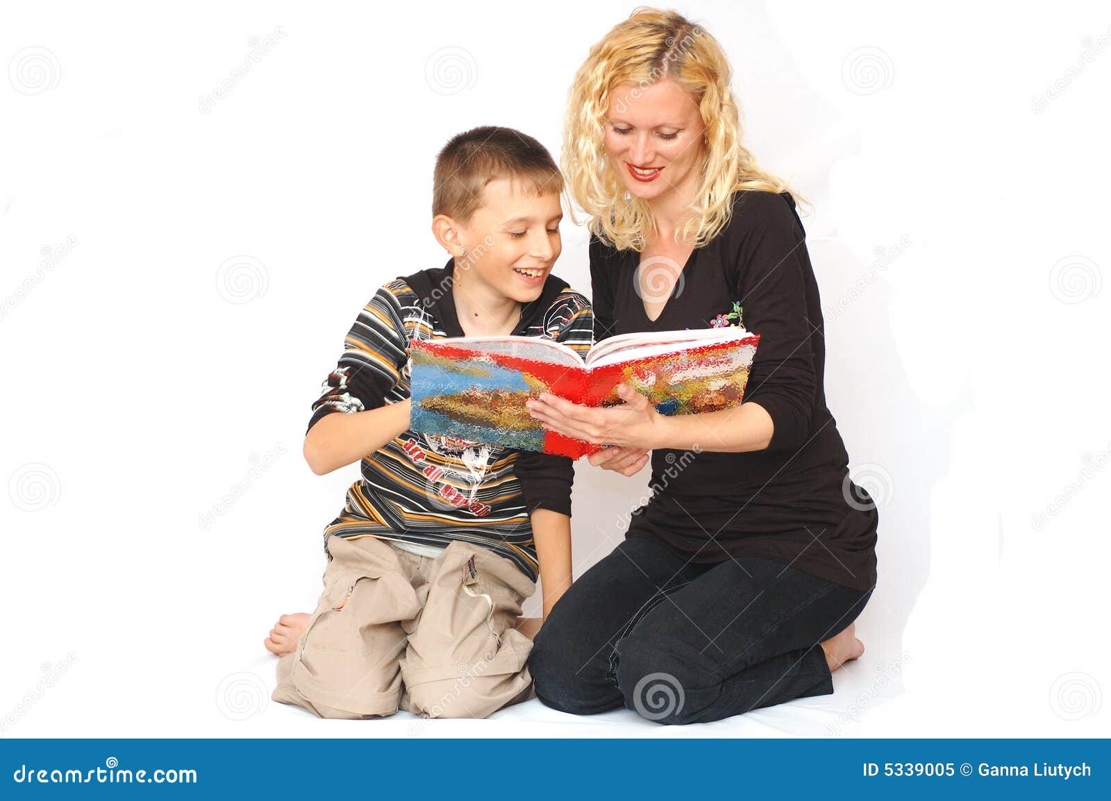 γιος ανάγνωσης μητέρων. ενδιαφέρουσες εικόνες αγοριών βιβλίων που διαβάζουν τη χαμογελώντας γυναίκα