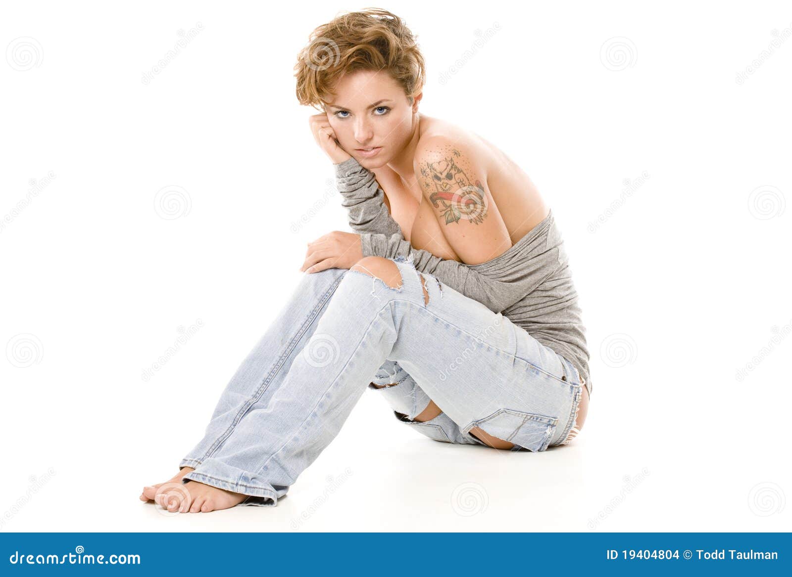 γκρίζα συνεδρίαση πατωμάτ&. όμορφες μπλε πατωμάτων γκρίζες τζιν πορτρέτου προκλητικές πουκάμισων νεολαίες λευκών γυναικών συνεδρίασης σχισμένες τ
