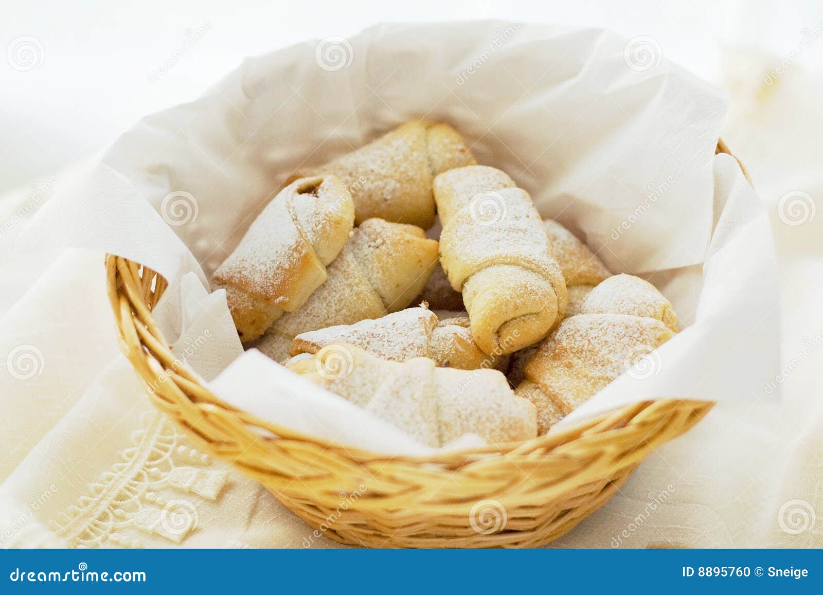 γλυκό ρόλων ψωμιού. καλαθιών ψωμιού στενό γλυκό ζάχαρης εικόνας ψεκασμένο ρόλοι που υφαίνεται επάνω