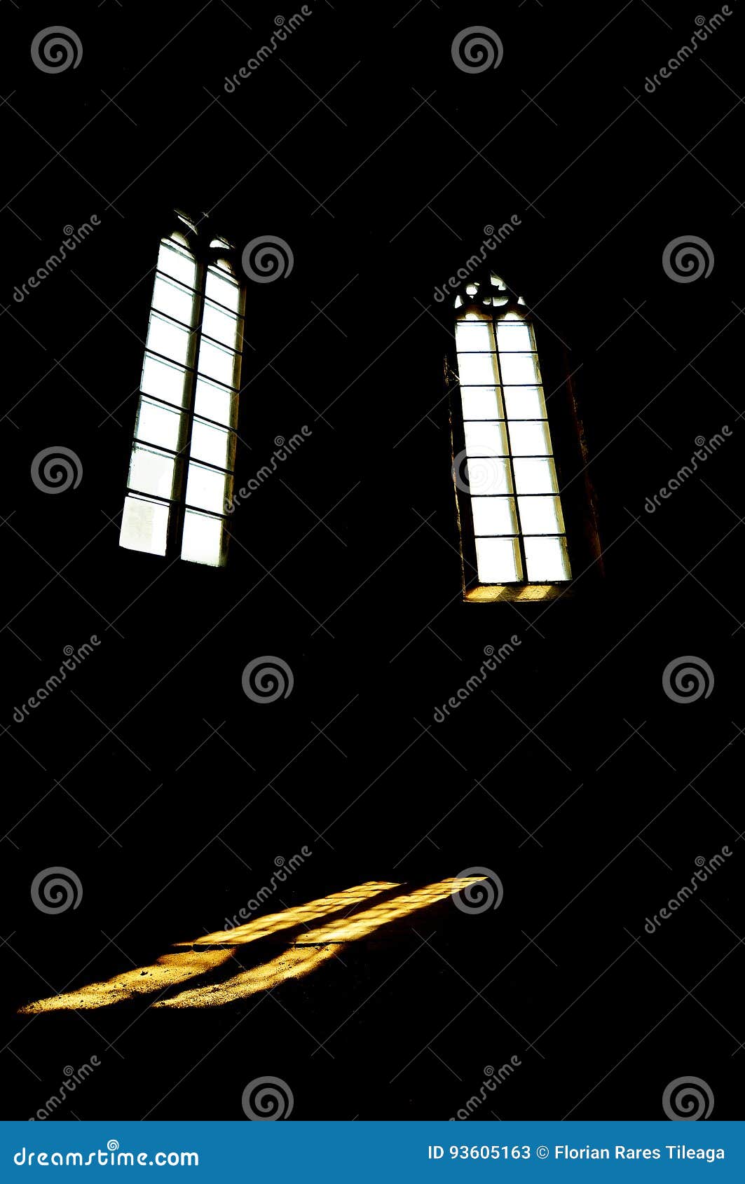 γοτθικά Windows. Μέρος της γοτθικής χορωδίας μέσα στη σαξονική εκκλησία σε Aiud, Ρουμανία