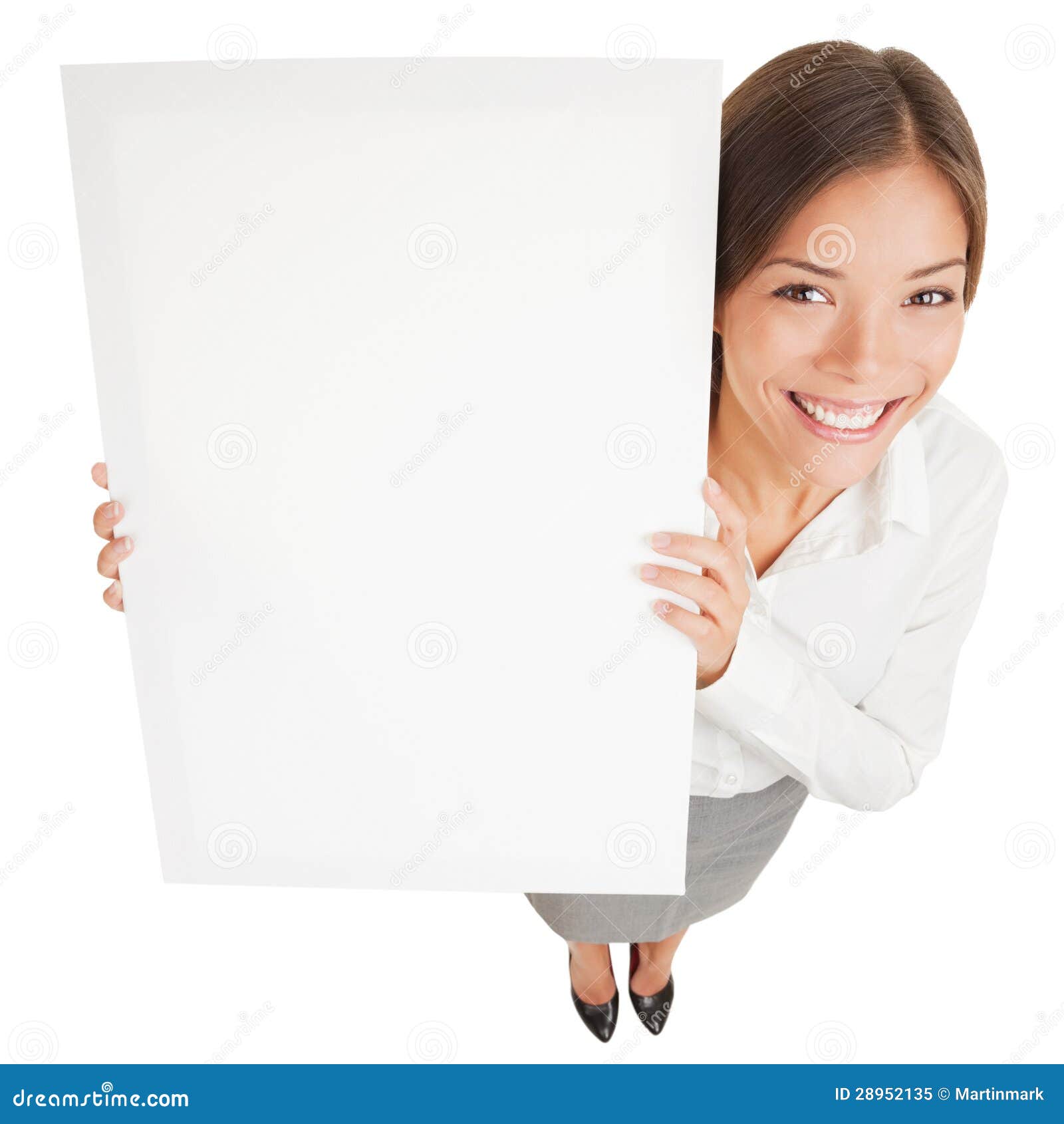 Γυναίκα που εμφανίζει άσπρη αφίσα σημαδιών χαρτονιών. Υψηλό πλάνο γωνίας της ελκυστικής χαμογελώντας γυναίκας με ένα κενό λευκό χαρτόνι που απομονώνεται στην άσπρη ανασκόπηση. Μικτό χαμόγελο επιχειρησιακών γυναικών φυλών ασιατικό καυκάσιο ευτυχές.