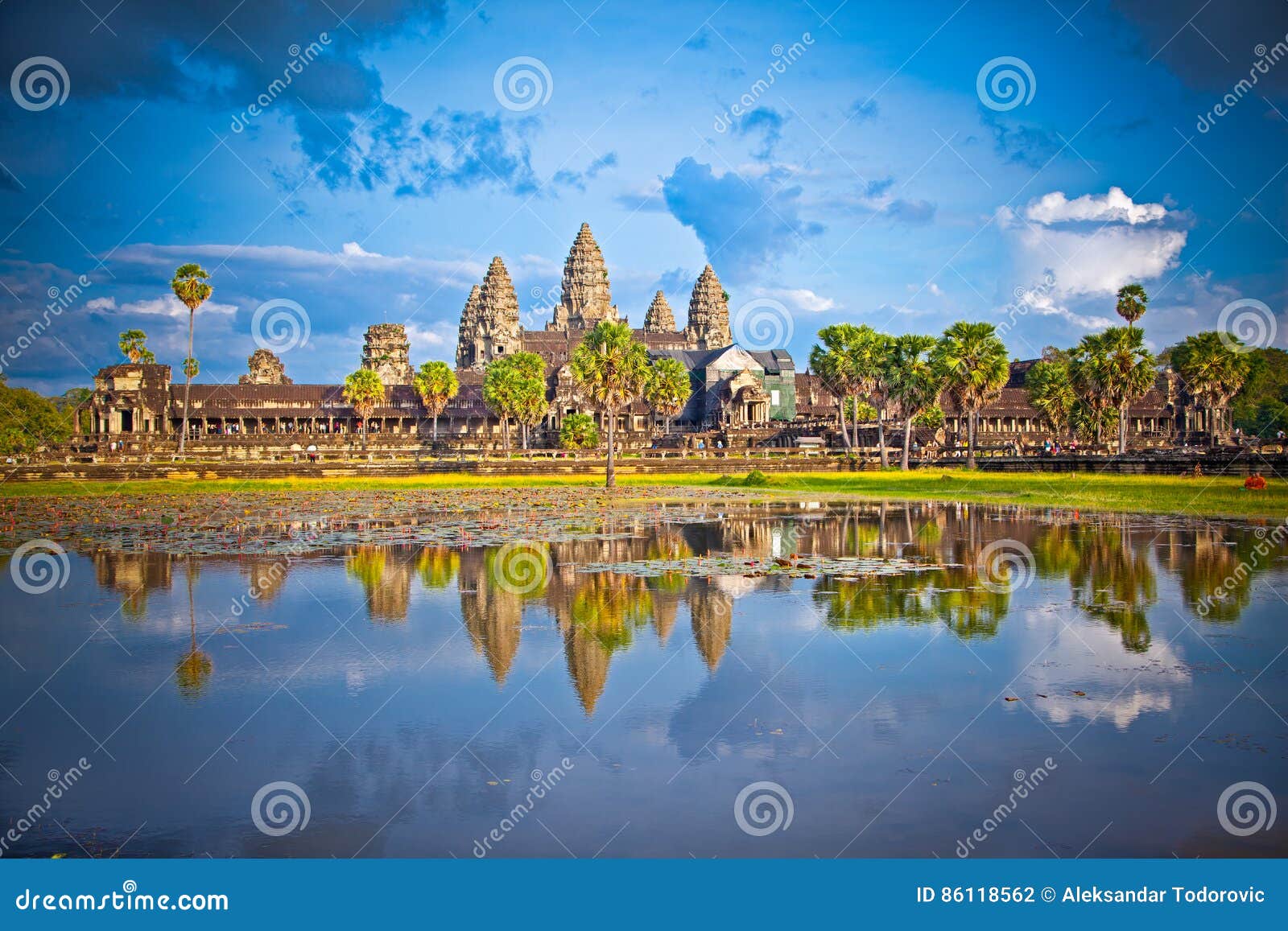 Διάσημος ναός Angkor Wat σύνθετος στο ηλιοβασίλεμα, Καμπότζη. Ο διάσημος ναός Angkor Wat σύνθετος στο ηλιοβασίλεμα, κοντά σε Siem συγκεντρώνει, Καμπότζη περιοχή Μόσχα μια πανοραμική όψη